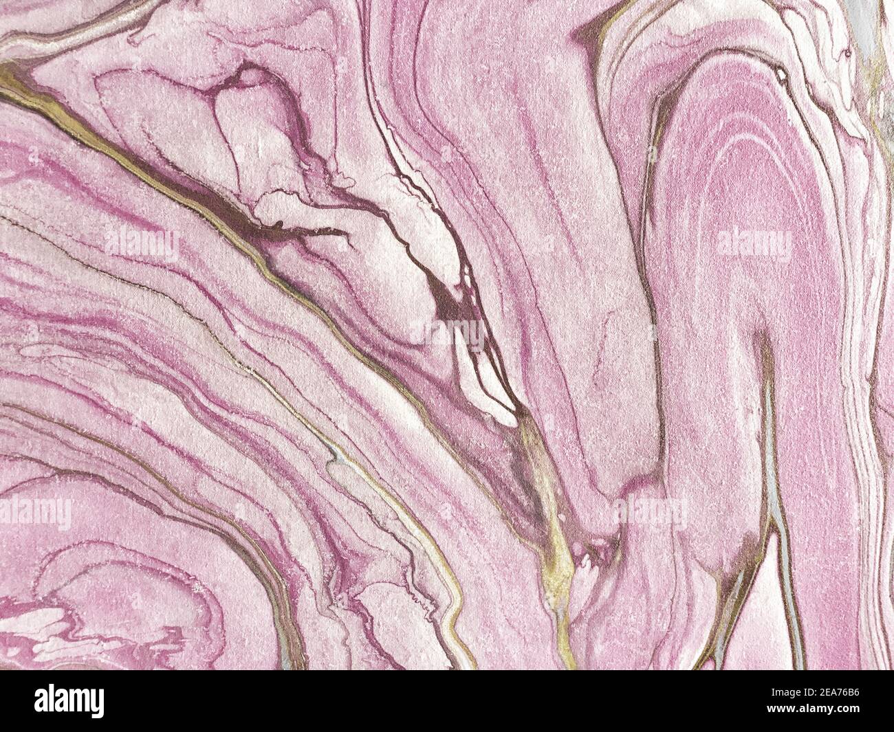 Abstrakte flüssige Kunst Hintergrund weiß und rosa Farben. Aquarell und Acrylmalerei auf Leinwand mit fliederfarbigem Farbverlauf. Alkohol Tinte Hintergrund mit Wellen pa Stockfoto