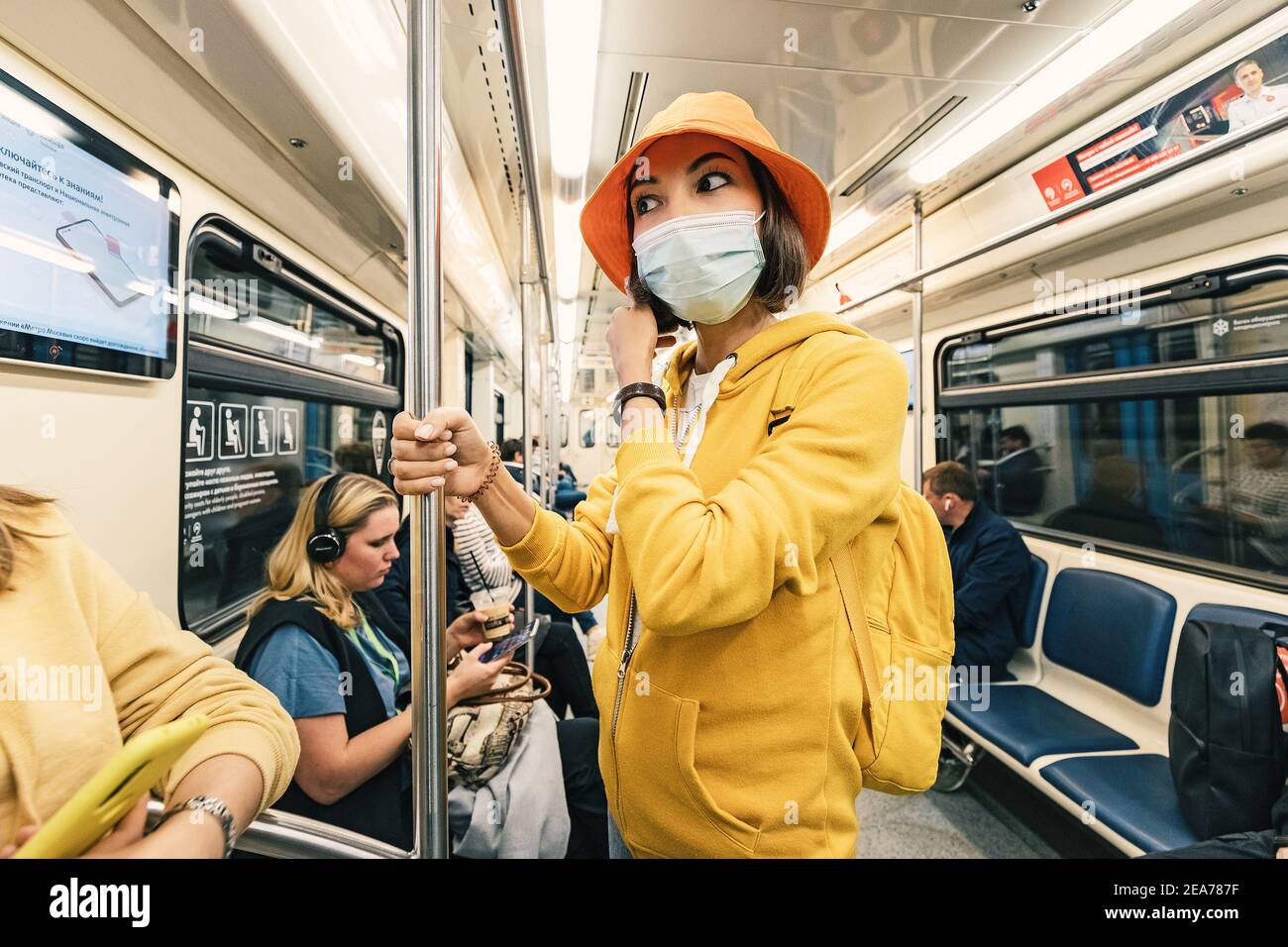 02. September 2020, Moskau, Russland: Asiatisches Mädchen in der U-Bahn mit Gesichtsmaske. Schutz vor Coronavirus und sozialer Distanz Stockfoto