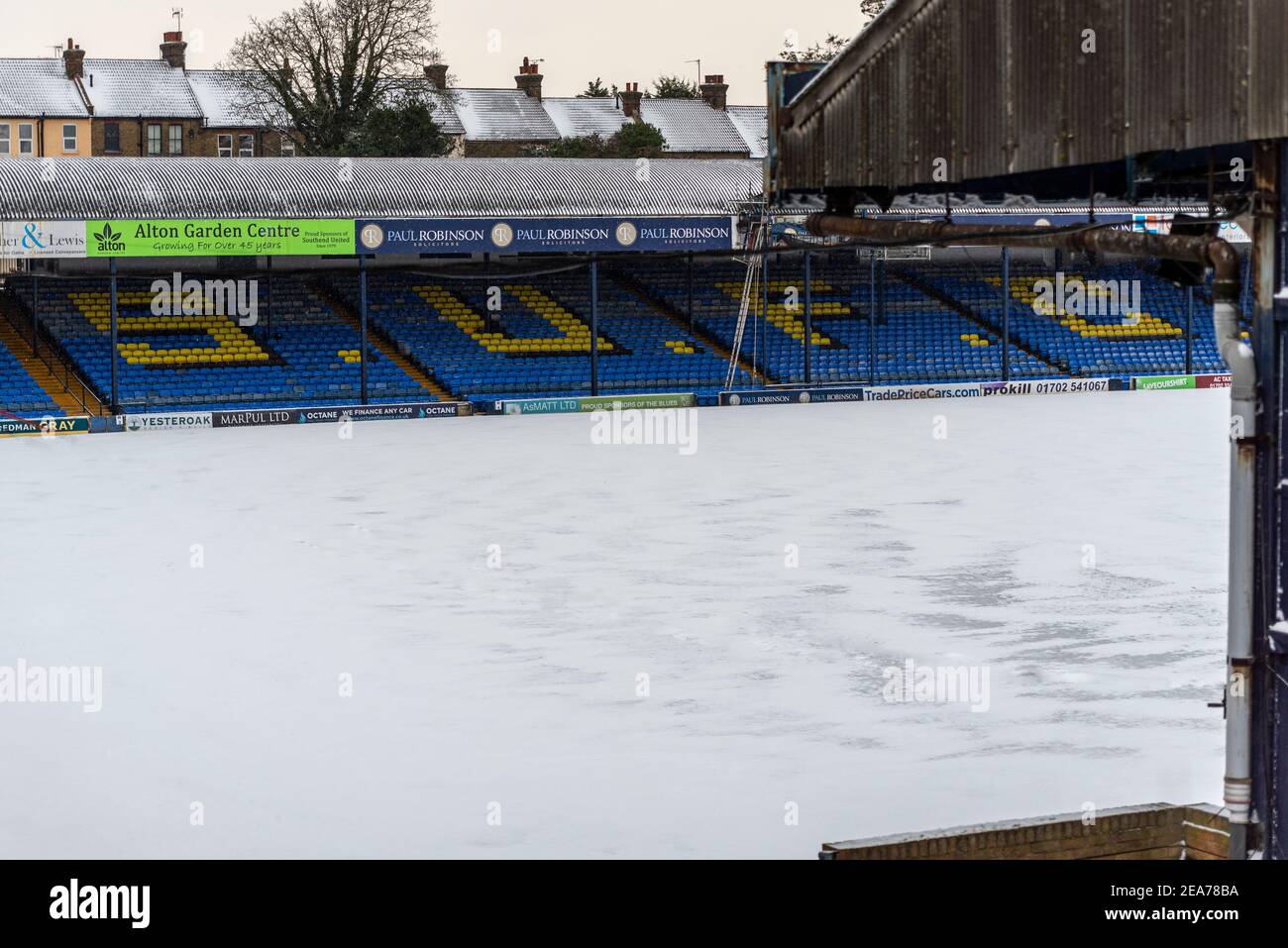 Roots Hall, Southend on Sea, Essex, Großbritannien. 8.. Februar 2021. Southend United’s League Two Spiel für den 6.. Februar gegen Walsall wurde aufgrund eines wasserdurchlagerten Spielfelds verschoben. Dieses Wasser ist nun aufgrund der eisigen Bedingungen gefroren und durch den Sturm Darcy mit Schnee bedeckt. Wenn die Temperaturen in absehbarer Zeit um den Gefrierpunkt herum bleiben, könnte es einige Zeit dauern, bis sie wieder klar sind. Weststand Stockfoto