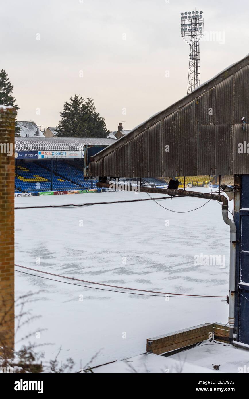 Roots Hall, Southend on Sea, Essex, Großbritannien. Februar 2021, 8th. Southend United’s League Two Spiel für den 6th. Februar gegen Walsall geplant wurde wegen eines wasserprotokollierten Pitch verschoben. Dieses Wasser ist nun aufgrund der eisigen Bedingungen gefroren und von Storm Darcy mit Schnee bedeckt. Bei Temperaturen, die in absehbarer Zeit um den Gefrierpunkt herum liegen, könnte es einige Zeit dauern, bis sie wieder klar sind Stockfoto