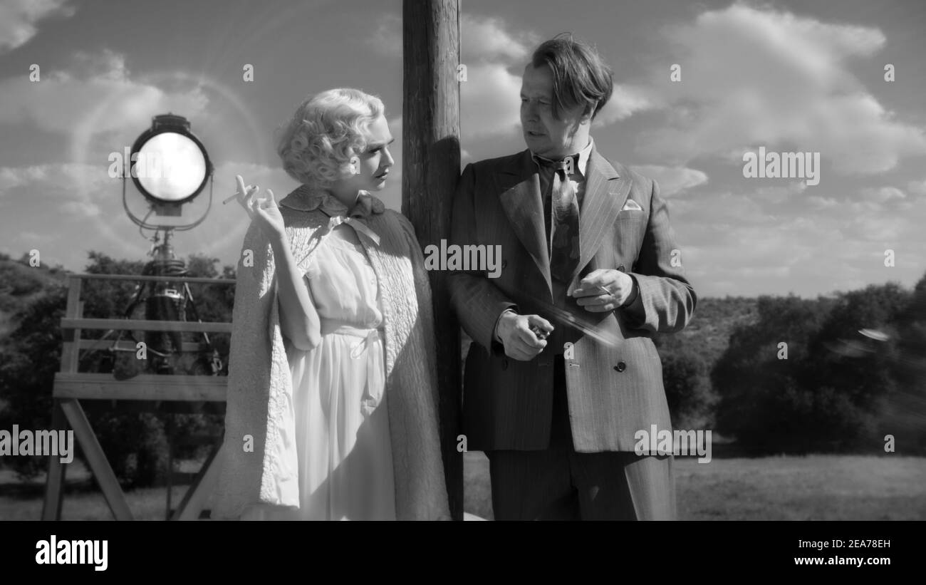 Mank (2020) unter der Regie von David Fincher mit Gary Oldman als Herman Mankiewicz und Amanda Seyfried als Marion Davies nach Herman, als er das Drehbuch von Citizen Kane (1941) zu beenden kämpft. Stockfoto