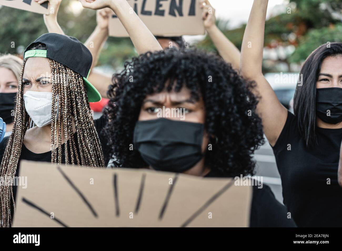 Menschen aus verschiedenen Kulturen und Rassen protestieren auf der Straße Für gleiche Rechte mit Sicherheitsmasken - Fokus auf links Frau Stockfoto