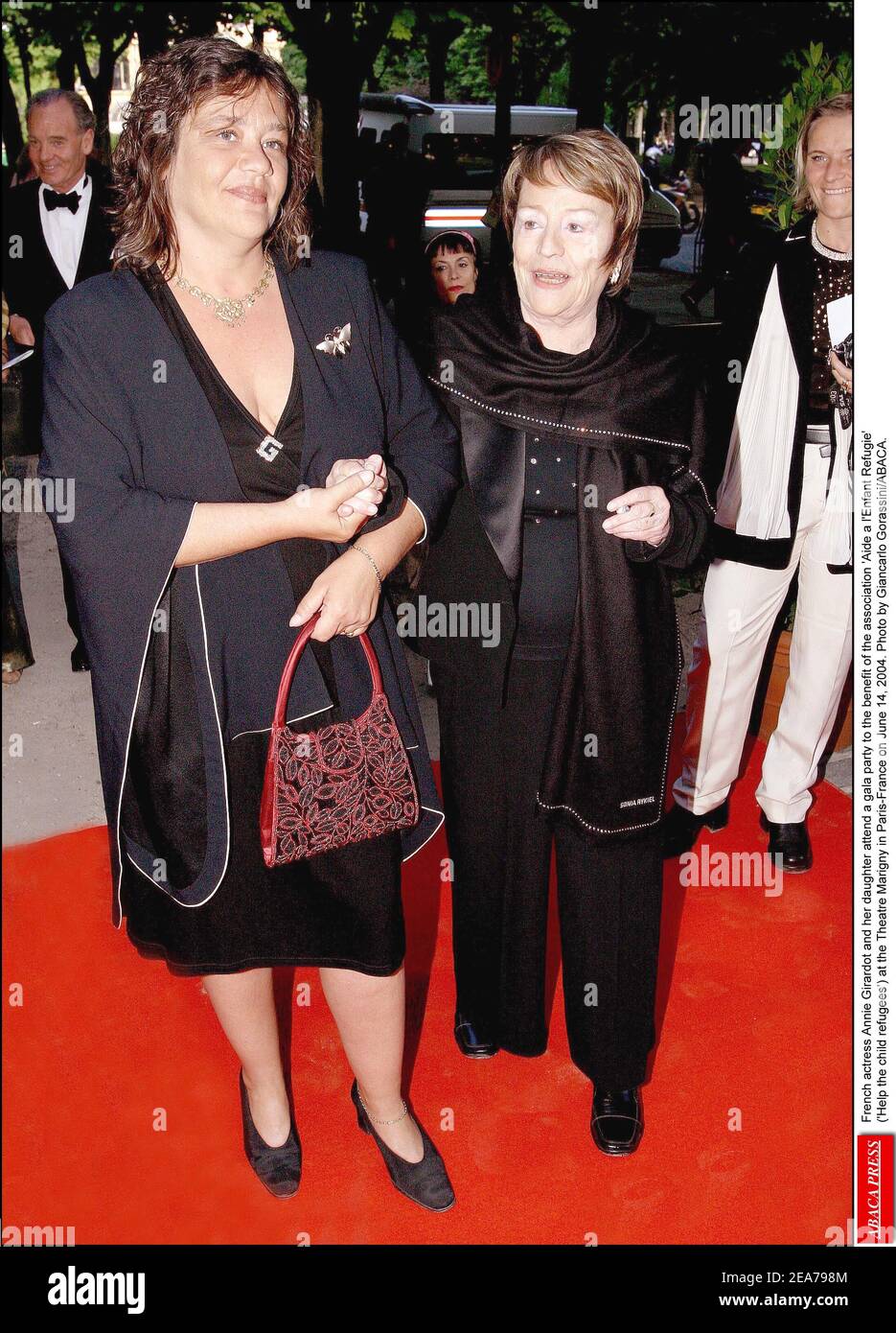 Die französische Schauspielerin Annie Girardot und ihre Tochter nehmen am 14. Juni 2004 an einer Gala zugunsten des Vereins 'Aide a l'Enfant Refugie' im Theater Marigny in Paris-Frankreich Teil. Foto von Giancarlo Gorassini/ABACA. Stockfoto