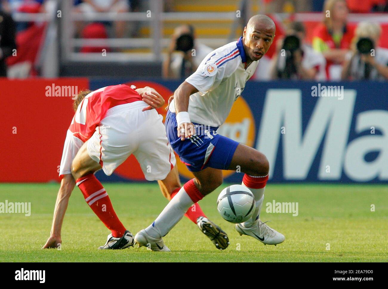 Frankreichs Thierry Henry während der Euro 2004 in Portugal am 23. Juni 2004. Foto von Christian Liewig/ABACAPRESS.COM Stockfoto