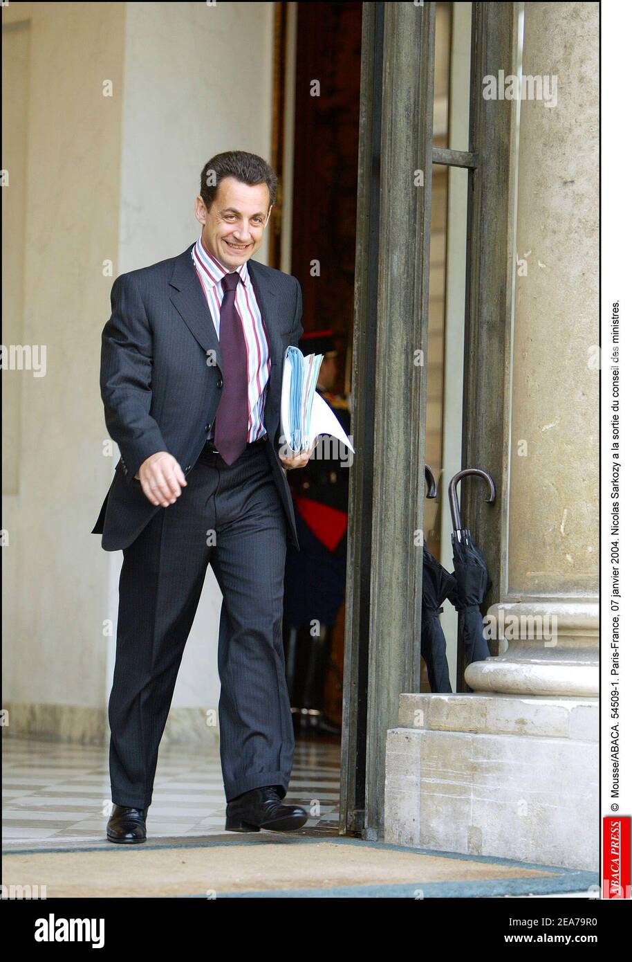 ©Mousse/ABACA. 54509-1. Paris-Frankreich, 07. Januar 2004. Nicolas Sarkozy a la sortie du conseil des Ministers. Stockfoto
