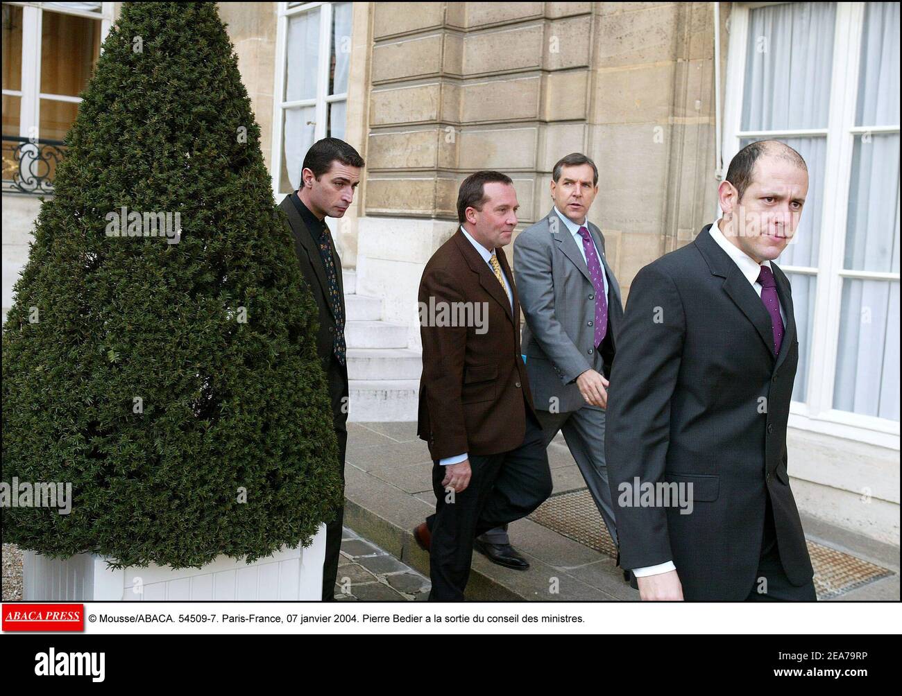 © Mousse/ABACA. 54509-7. Paris-Frankreich, 07. Januar 2004. Pierre Beder a la sortie du conseil des Ministers. Stockfoto