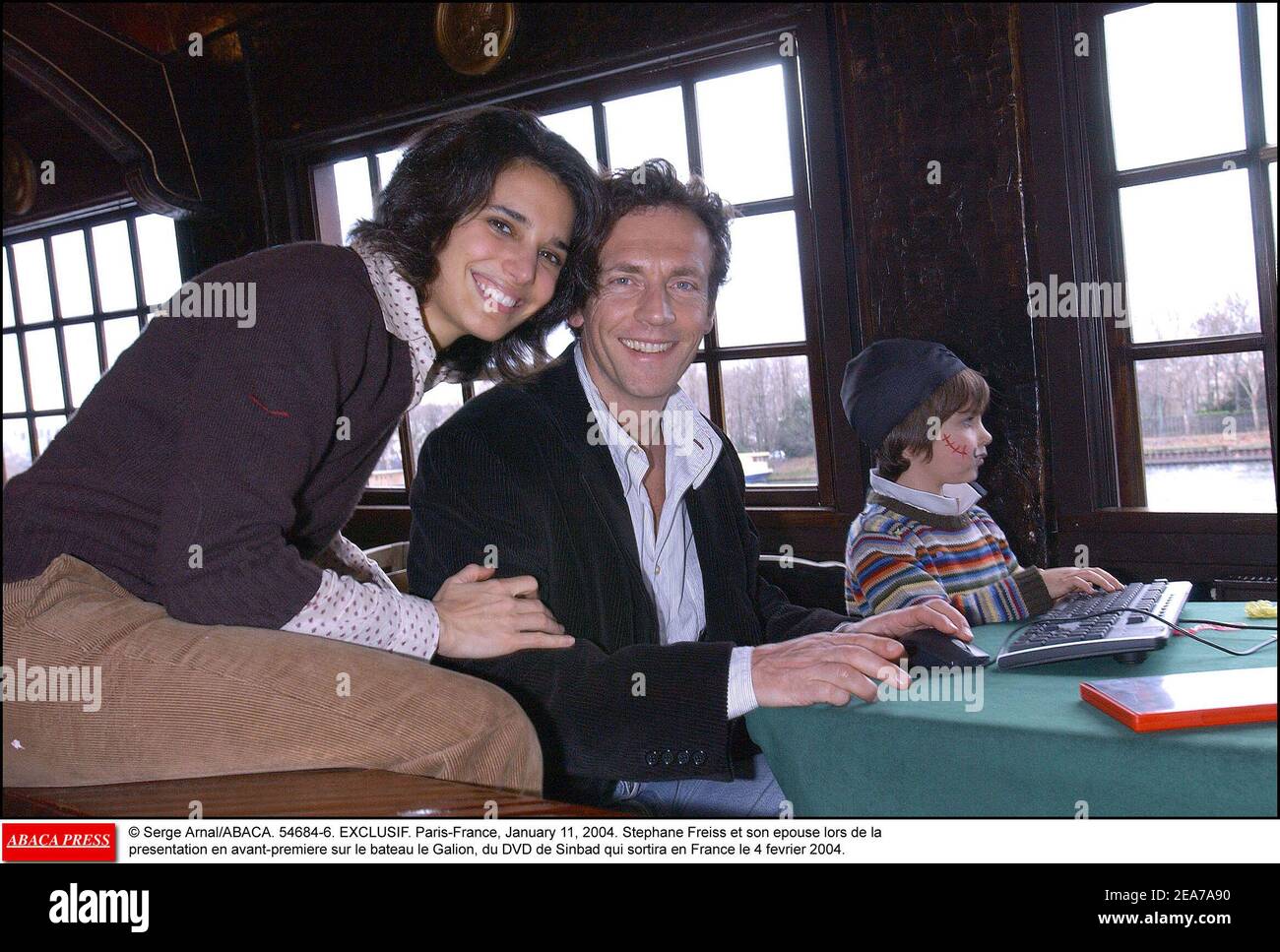 © Serge Arnal/ABACA. 54684-6. AUSSCHLUSSF. Paris-Frankreich, 11. Januar 2004. Stephane Freiss et son epouse lors de la presentation en avant-Premiere sur le bateau le Galion, du DVD de Sinbad qui sortira en France le 4 februar 2004. Stockfoto