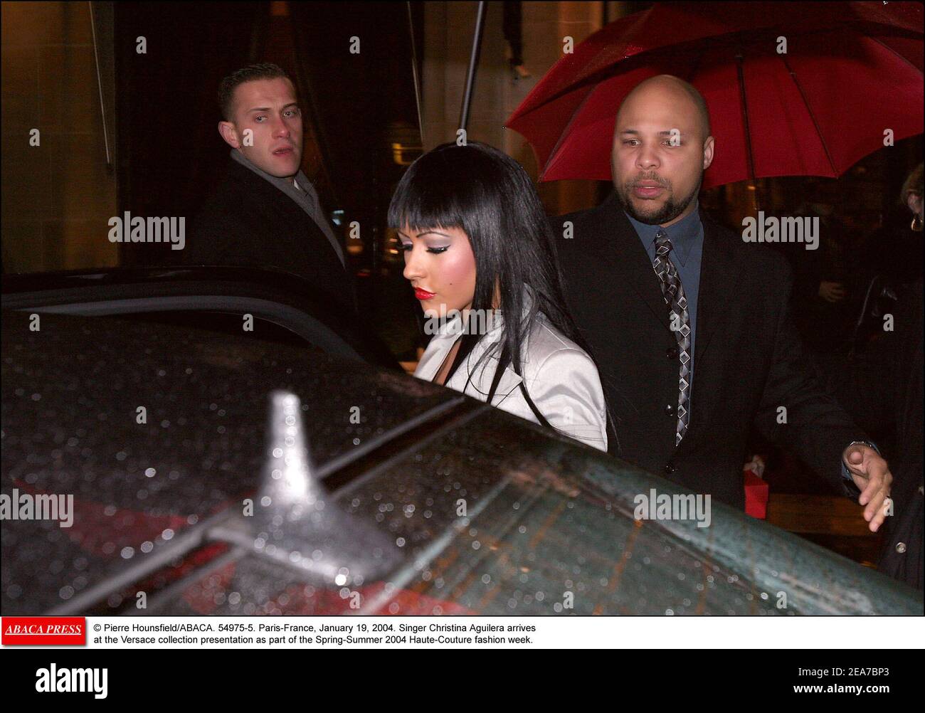 © Pierre Hounsfield/ABACA. 54975-5. Paris-Frankreich, 19. Januar 2004. Die Sängerin Christina Aguilera kommt im Rahmen der Haute-Couture Fashion Week Frühjahr/Sommer 2004 zur Präsentation der Versace Kollektion. Stockfoto