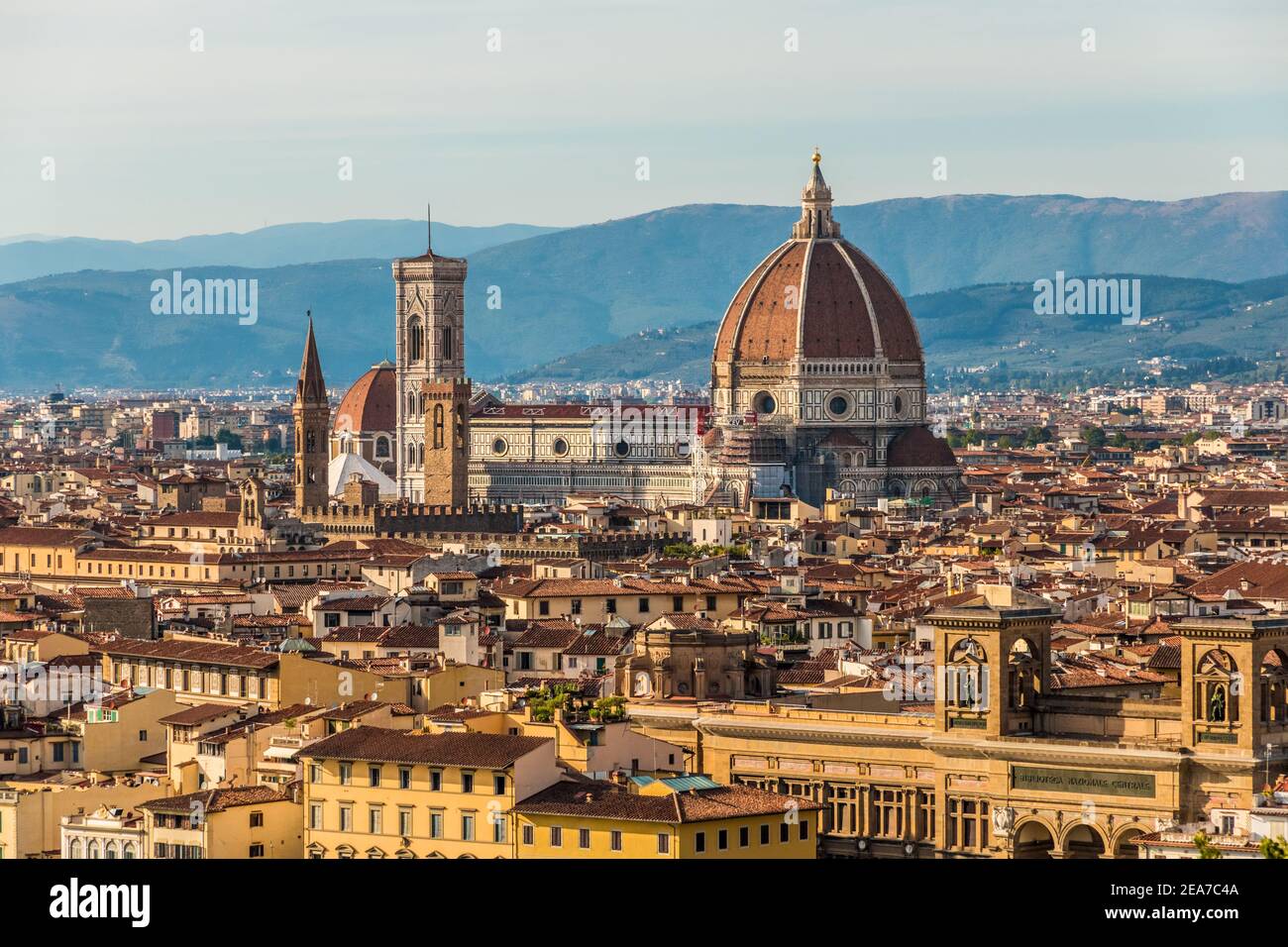 Schöne Aussicht auf das historische Stadtzentrum von Florenz mit dem Dom, dem Glockenturm von Giotto, dem Bargello und der Badia Fiorentina. Im Bereich... Stockfoto