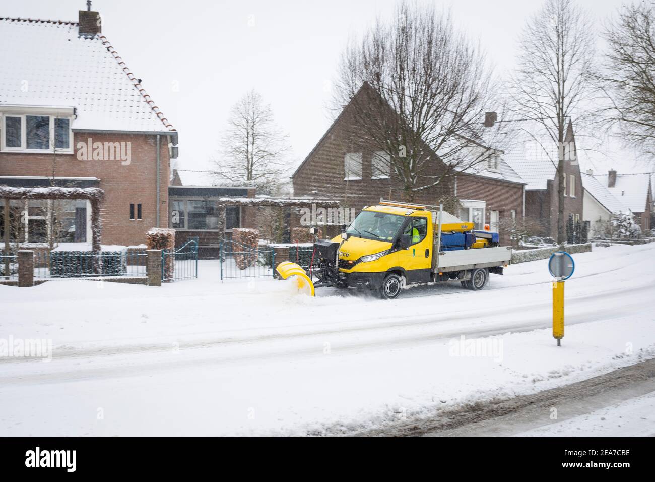 Schneeschaufel LKW Enteisung einer Straße, während die Verbreitung von Salz in Niederlande Stockfoto