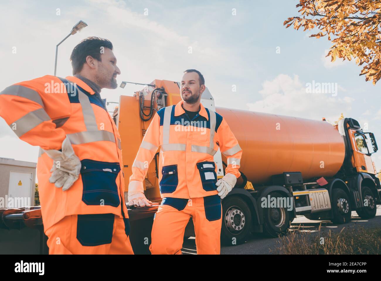 Zwei Müllabfuhr service Arbeitnehmer mit kurze Pause Stockfoto