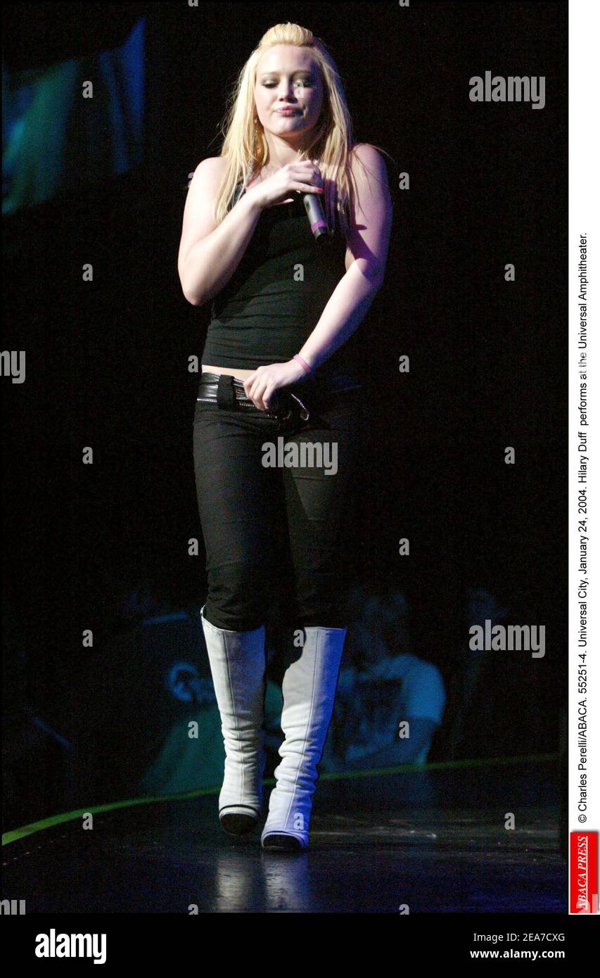 © Charles Perelli/ABACA. 55251-4. Universal City, 24. Januar 2004. Hilary Duff tritt im Universal Amphitheatre auf. Stockfoto