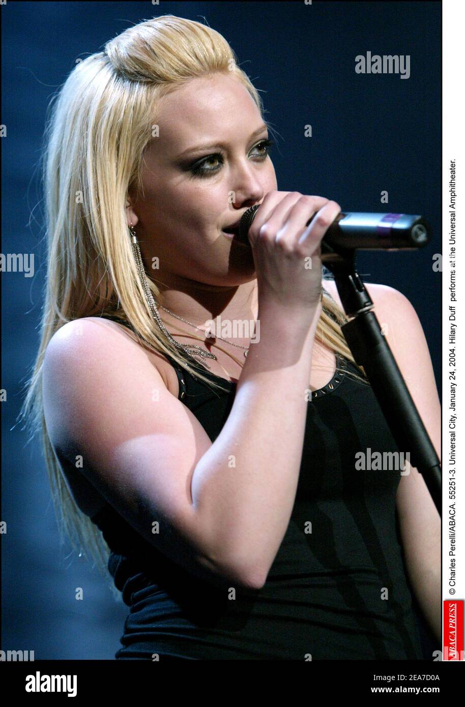 © Charles Perelli/ABACA. 55251-3. Universal City, 24. Januar 2004. Hilary Duff tritt im Universal Amphitheatre auf. Stockfoto