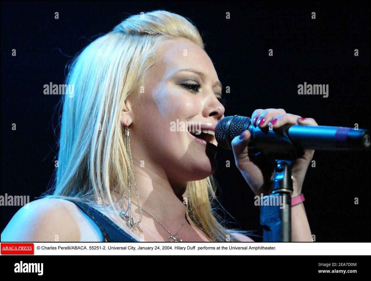 © Charles Perelli/ABACA. 55251-2. Universal City, 24. Januar 2004. Hilary Duff tritt im Universal Amphitheatre auf. Stockfoto