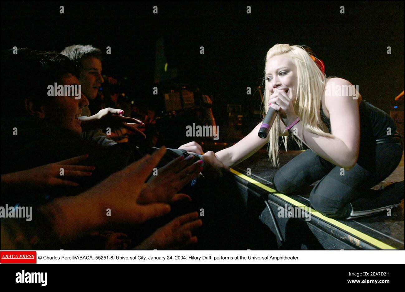© Charles Perelli/ABACA. 55251-8. Universal City, 24. Januar 2004. Hilary Duff tritt im Universal Amphitheatre auf. Stockfoto