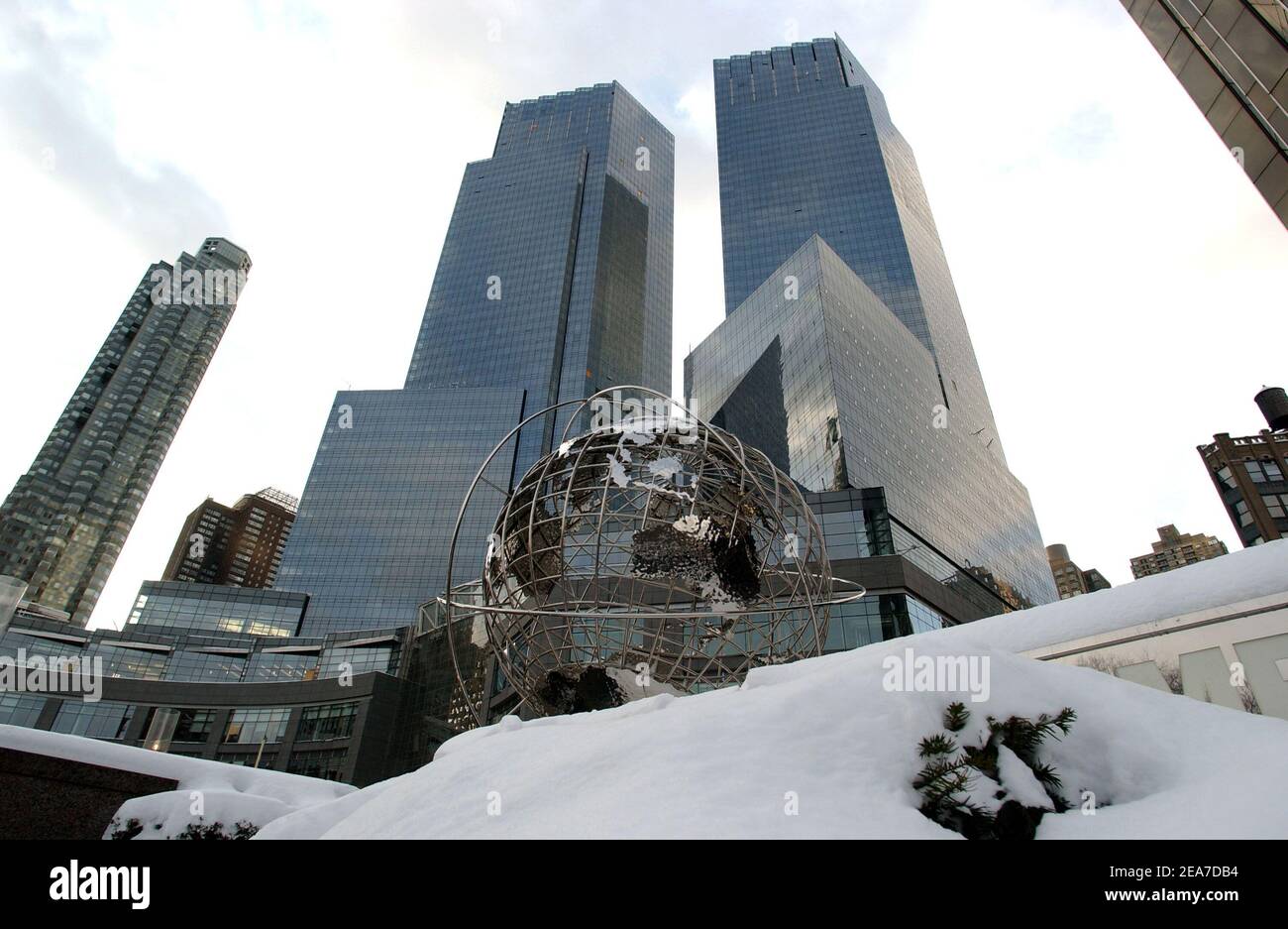 Außenansicht des neuen AOL Time Warner Komplexes am Columbus Circle, Eröffnung am 5. Februar 2004. Der Komplex umfasst Büros, ein 5-Sterne-Hotel, Appartements, ein Einkaufszentrum und zahlreiche Einrichtungen wie Spa, Kino, Fitnessraum, Auditorium... New York, Mittwoch, 28. Januar 2004. Foto von Nicolas Khayat/ABACA. Stockfoto