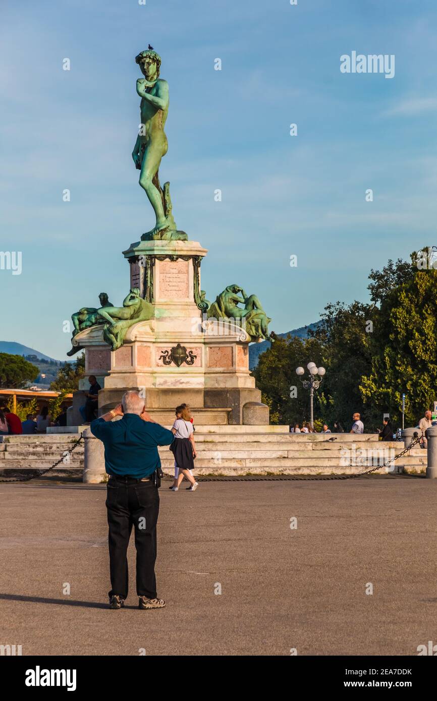Tolle Aussicht auf einen alten Mann, der ein Foto von einem Bronzeguss eines Michelangelos David Replik in der Mitte des Platzes Piazzale Michelangelo, befindet... Stockfoto