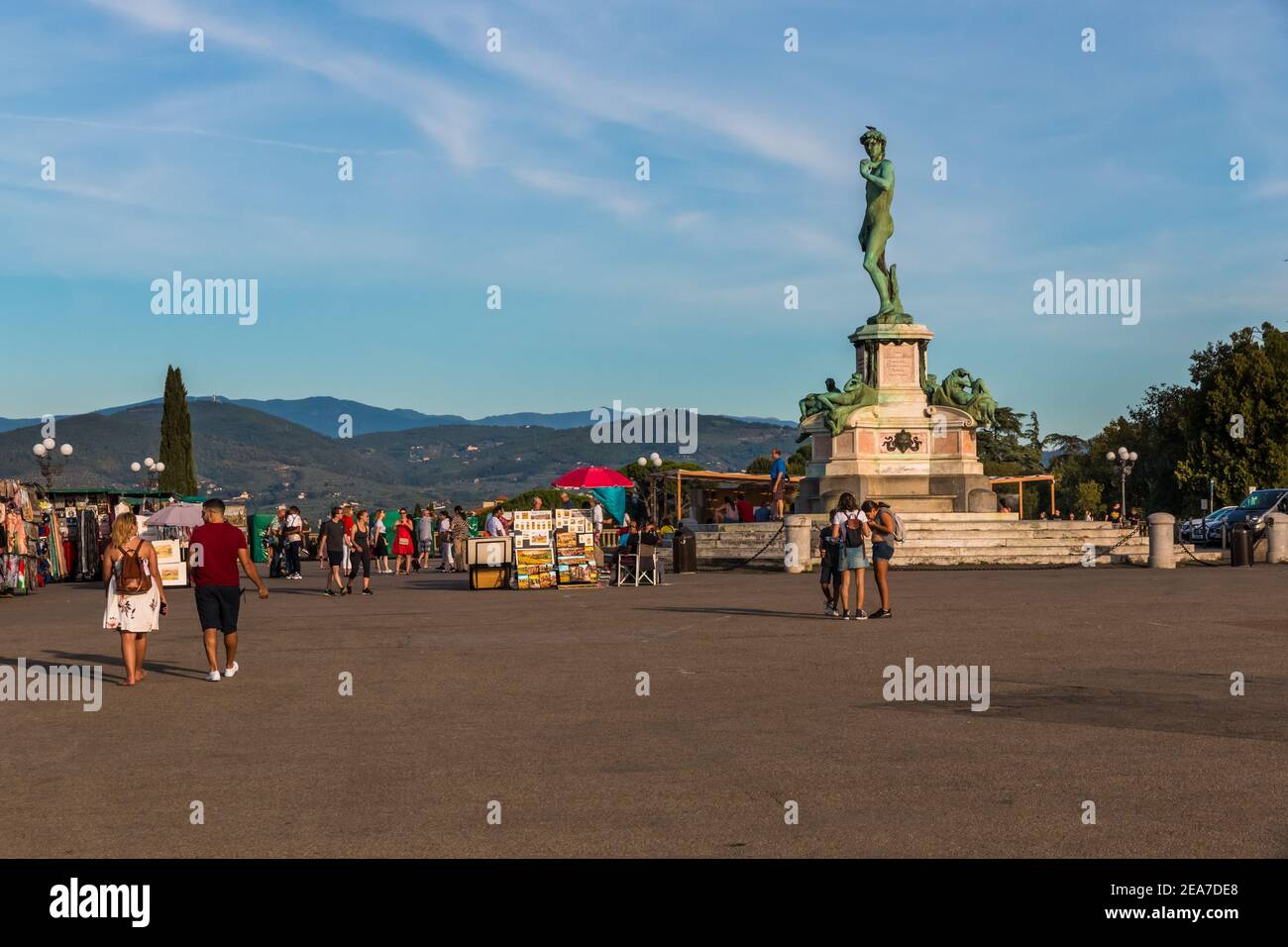 Schöner Blick in der Dämmerung auf die beliebte Piazzale Michelangelo mit Souvenirläden und einem Bronzeguss von Michelangelos David in der Mitte des... Stockfoto