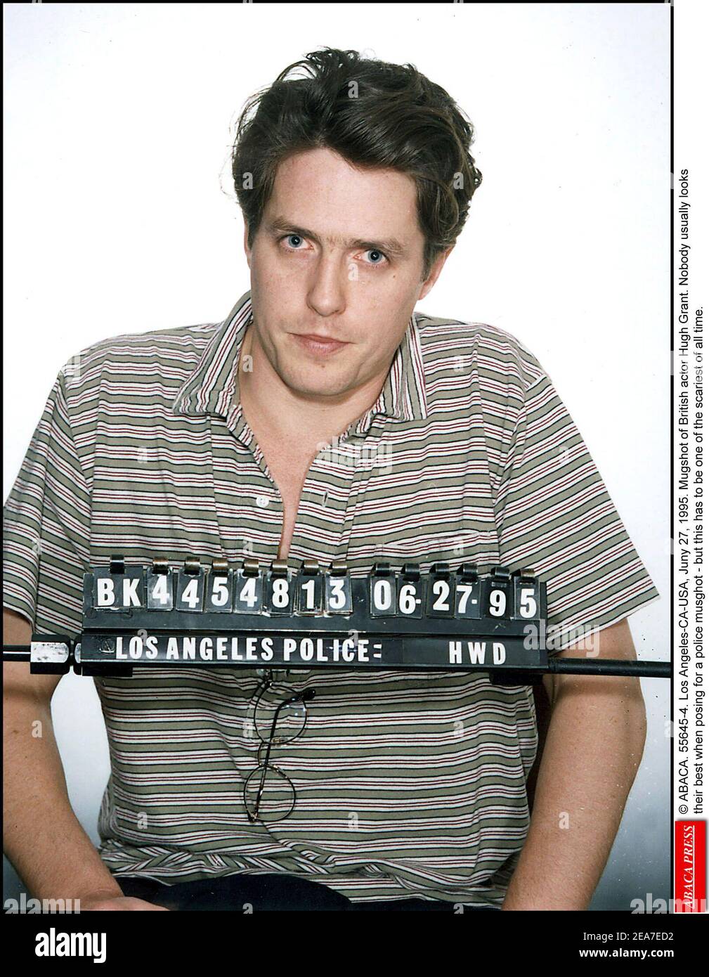 © ABACA. 55645-4. Los Angeles-CA-USA, 27. Juni 1995. Mugshot des britischen Schauspielers Hugh Grant. Normalerweise sieht niemand sein Bestes aus, wenn er sich für eine Polizeimuschghot posiert - aber das muss eines der schrecklichsten aller Zeiten sein. Stockfoto