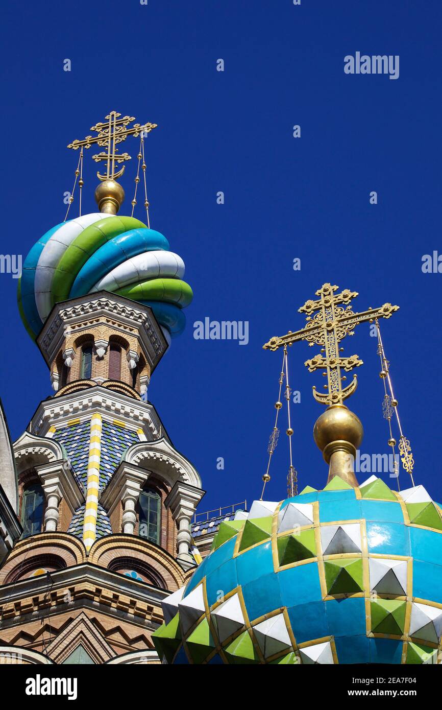 Zwiebelkuppen und Kreuze, die Kirche der Auferstehung Christi, der Erlöser auf dem vergossenen Blut, UNESCO-Weltkulturerbe, St. Petersburg, Russi Stockfoto