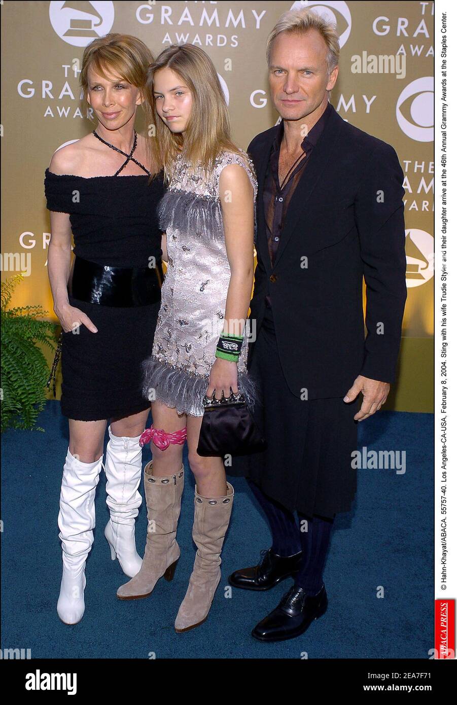 © Hahn-Khayat/ABACA. 55757-40. Los Angeles-CA-USA, 8. Februar 2004. Sting mit seiner Frau Trudie Styler und ihrer Tochter kommen bei den Annual Grammy Awards 46th im Staples Center an. Stockfoto