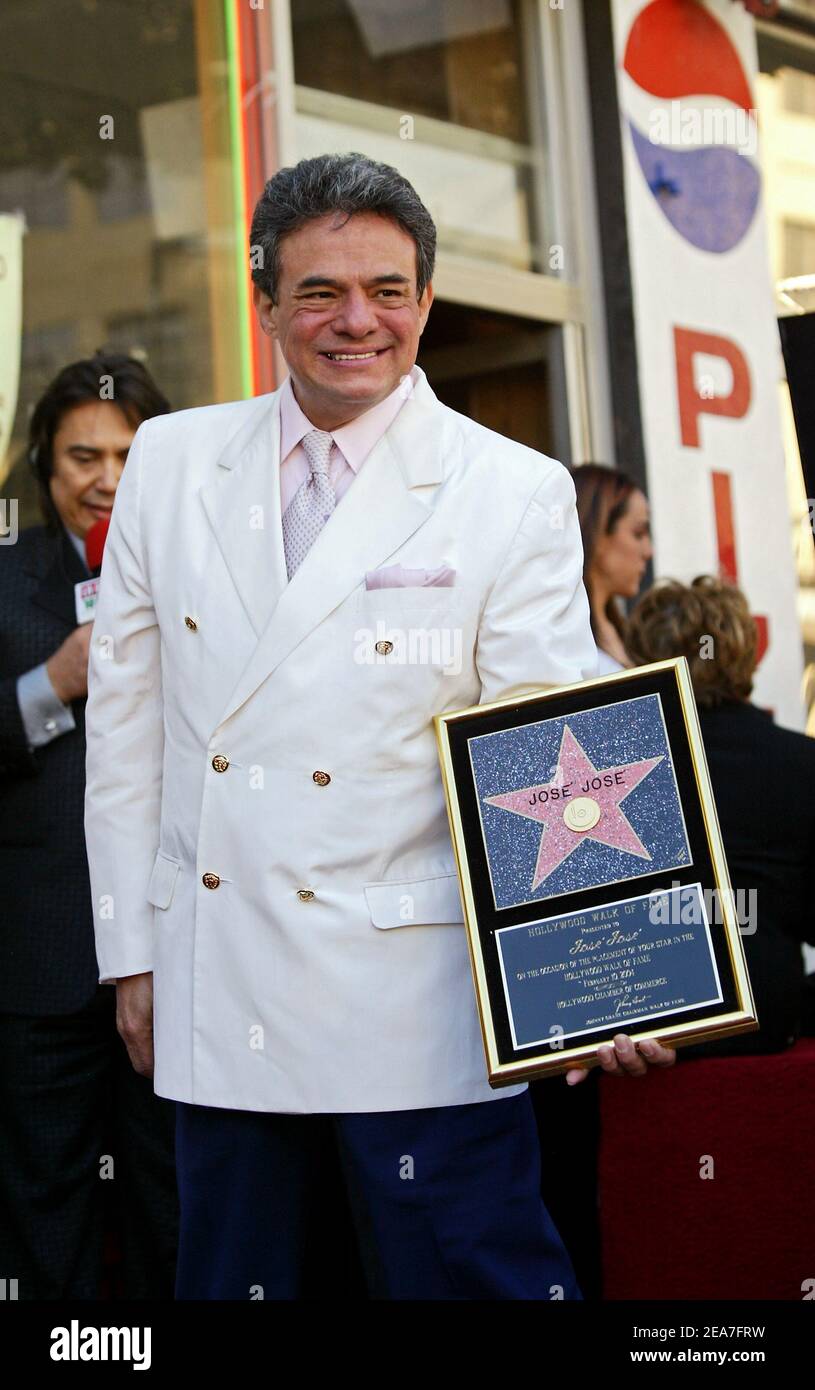 Der mexikanische Balladensänger Jose Jose wird auf dem Hollywood Walk of Fame mit dem 2.247th-Sterne-Star geehrt. Hollywood, Kalifornien. 10. Februar 2004 (Bild: Jose Jose) Stockfoto