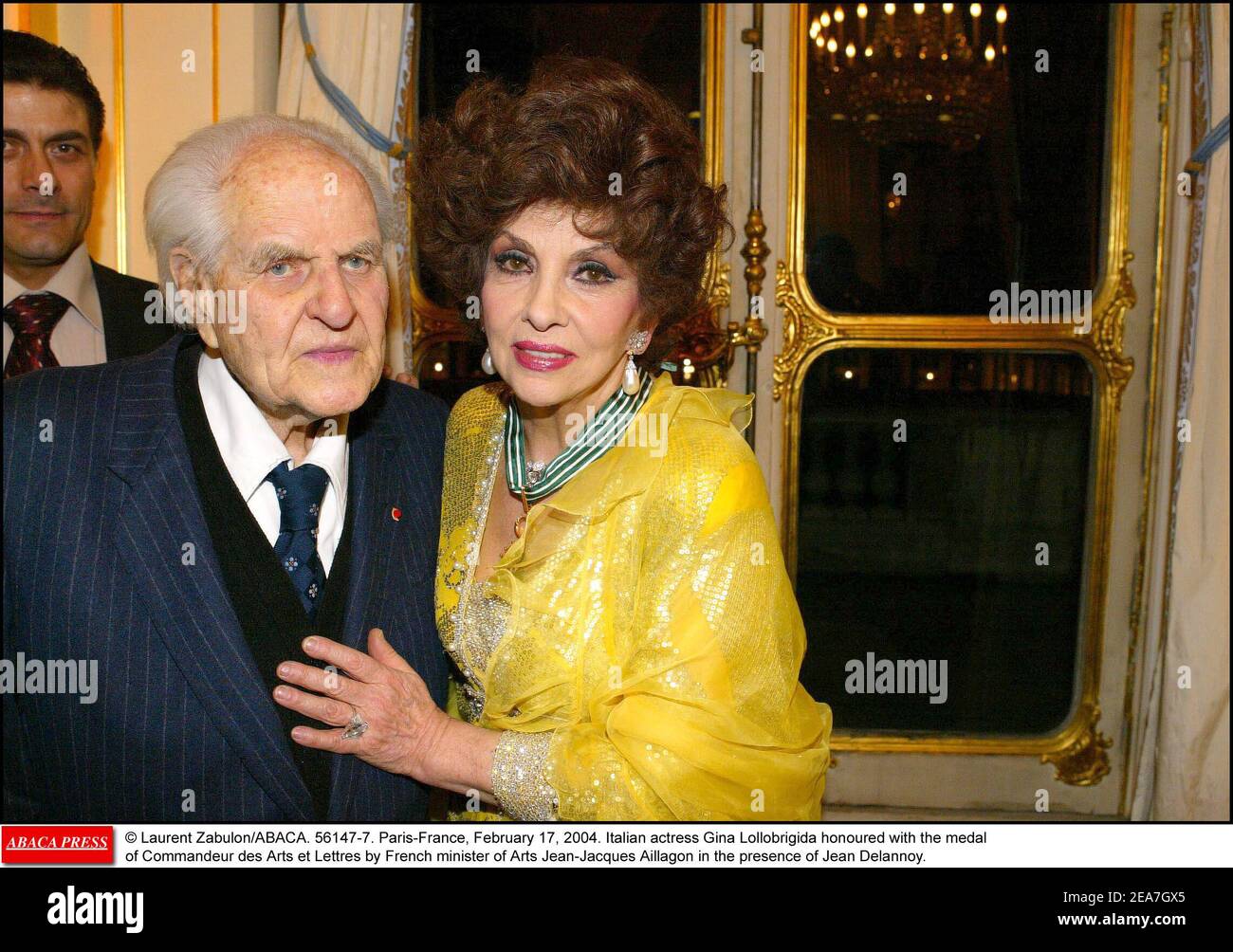 © Laurent Zabulon/ABACA. 56147-7. Paris-Frankreich, 17. Februar 2004. Die italienische Schauspielerin Gina Lollobrigida wurde vom französischen Minister für Kunst Jean-Jacques Aillagon in Anwesenheit von Jean Delannoy mit der Medaille des Commandeur des Arts et Lettres geehrt. Stockfoto