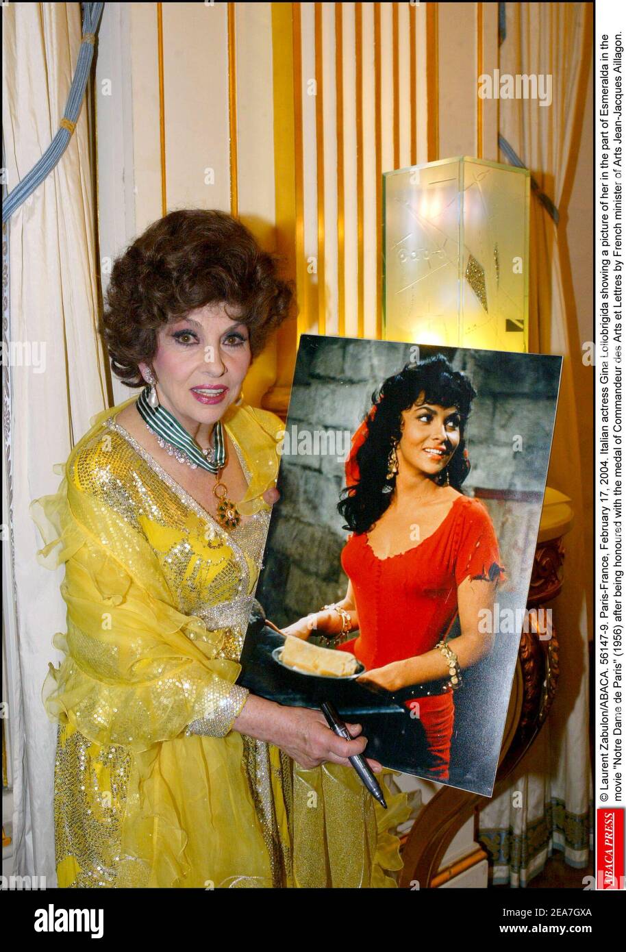 © Laurent Zabulon/ABACA. 56147-9. Paris-Frankreich, 17. Februar 2004. Die italienische Schauspielerin Gina Lollobrigida zeigt ein Bild von ihr in der Rolle von Esmeralda im Film Notre Dame de Paris (1956), nachdem sie vom französischen Minister für Kunst Jean-Jacques Aillagon mit der Medaille des Commandeur des Arts et Lettres geehrt wurde. Stockfoto