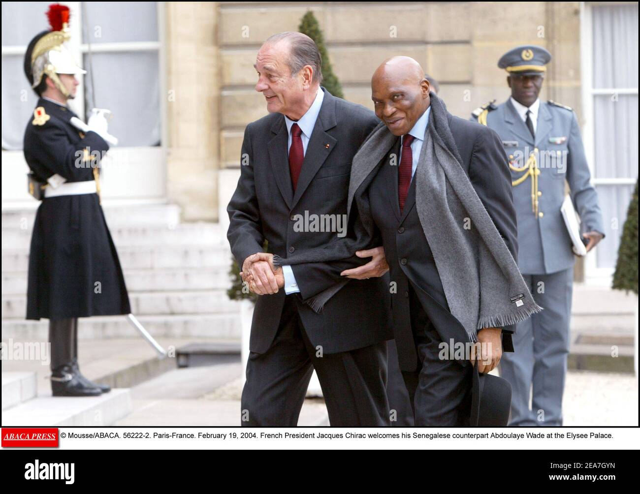 © Mousse/ABACA. 56222-2. Paris-Frankreich. Februar 19, 2004. Der französische Präsident Jacques Chirac begrüßt seinen senegalesischen Amtskollegen Abdoulaye Wade im Elysee-Palast. Stockfoto