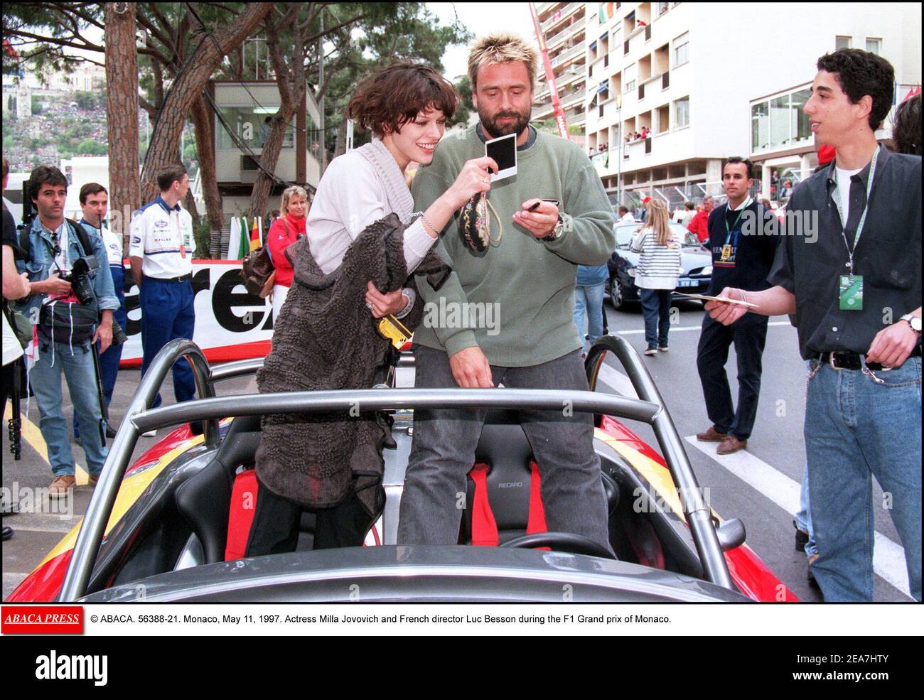 © ABACA. 56388-21. Monaco, 11. Mai 1997. Die Schauspielerin Milla Jovovovich und der französische Regisseur Luc Besson während des Grand prix von Monaco F1. Stockfoto