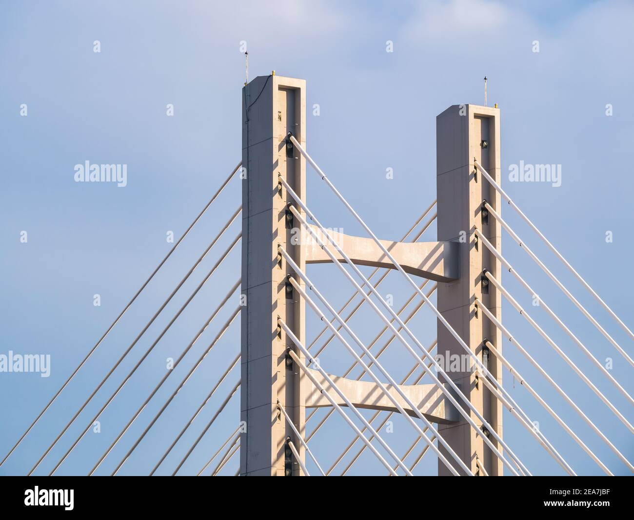 Stahldrähte Brückenstruktur. Nahaufnahme mit Metallkabelstruktur einer modernen Hängebrücke gegen blauen Himmel. Stockfoto
