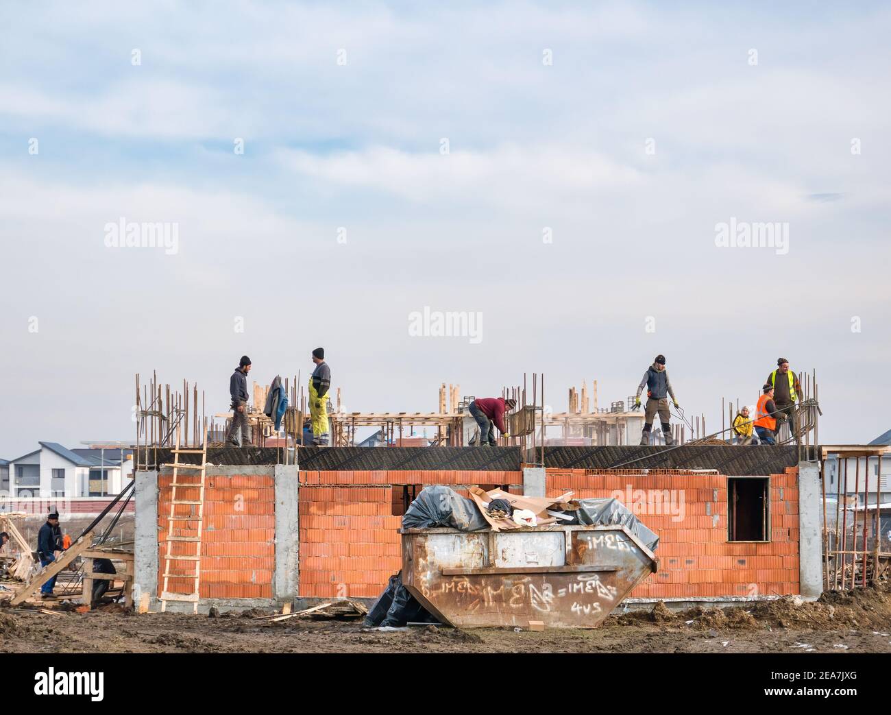 Bukarest, Rumänien - 01,23.2021: Bauarbeiter bauen ein neues Haus in einem Wohngebiet, in Bukarest. Stockfoto