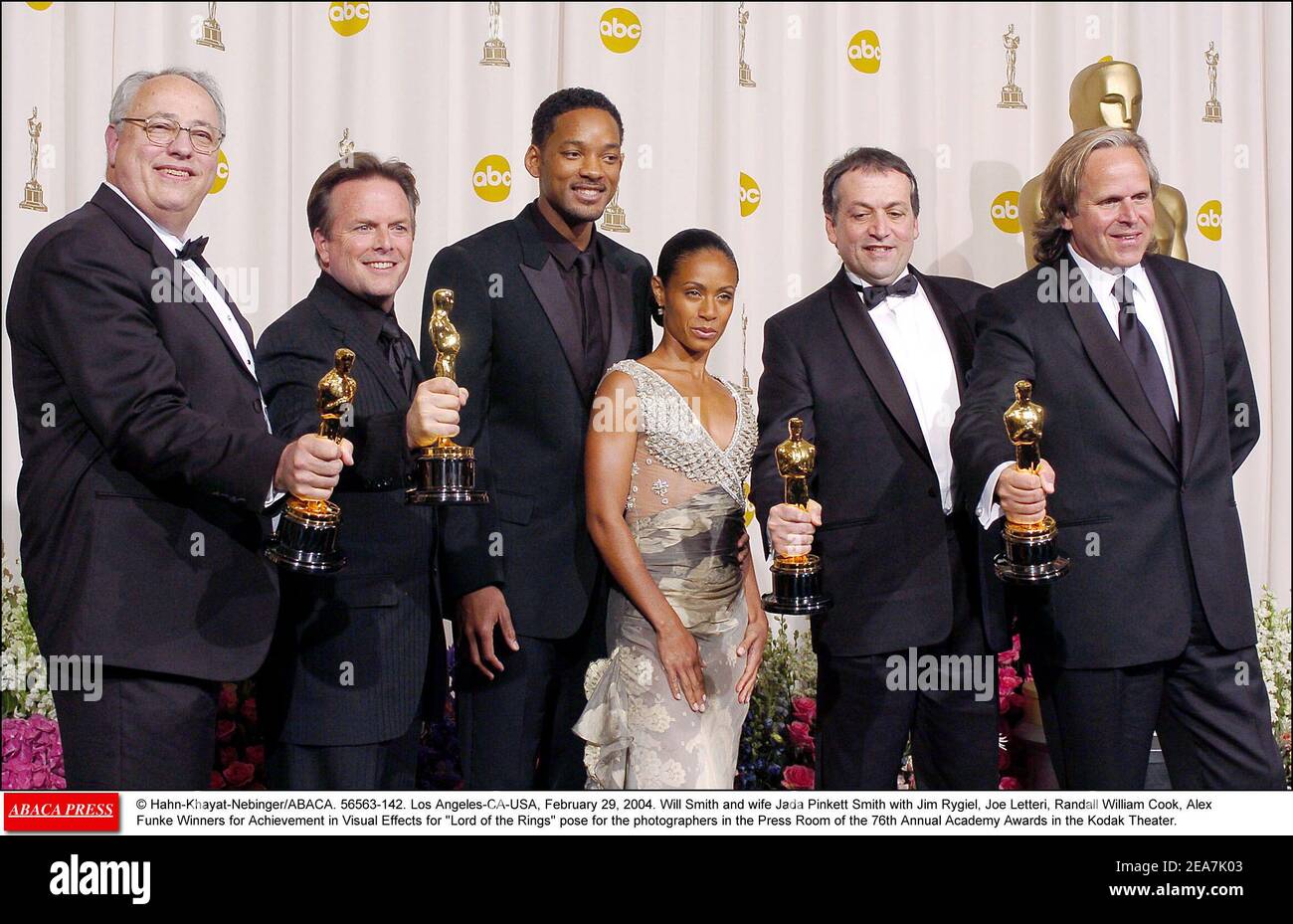 Will Smith und seine Frau Jada Pinkett Smith mit Jim Rygiel, Joe Letteri, Randall William Cook, Alex Funke Gewinner für Visual Effects for Herr der Ringe Pose for the Photographers in the Press Room of the Annual Academy Awards 76th in the Kodak Theatre, Los Angeles, CA. (Im Bild: Jim Rygiel, Joe Letteri, Randall William Cook, Alex Funke) Foto von Hahn-Khayat-Nebinger/ABACA Stockfoto