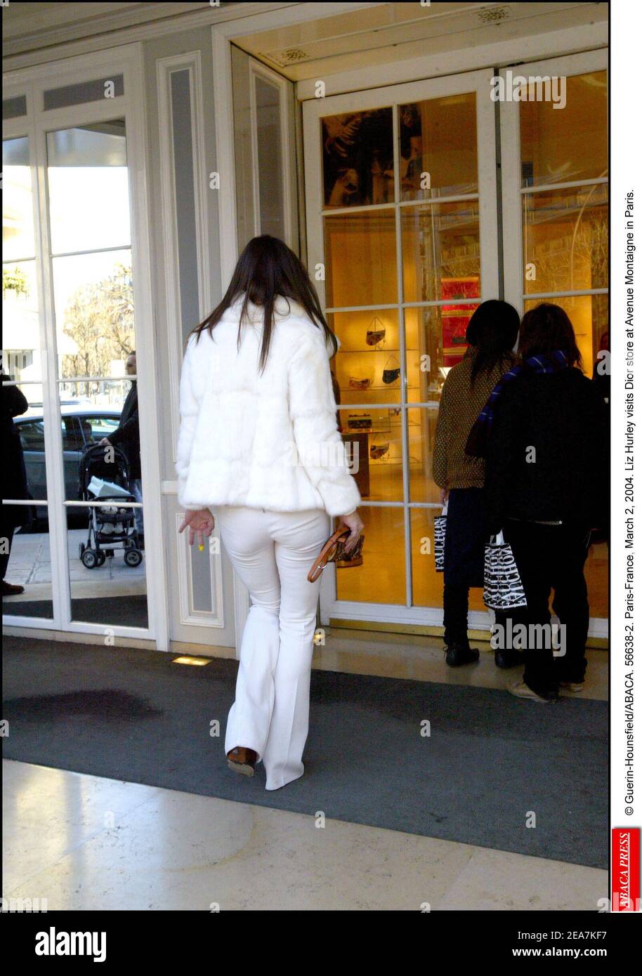 © Guerin-Hounsfield/ABACA. 56638-2. Paris-Frankreich, 2. März 2004. Elizabeth / Liz Hurley besucht Dior Geschäft in der Avenue Montaigne in Paris. Stockfoto