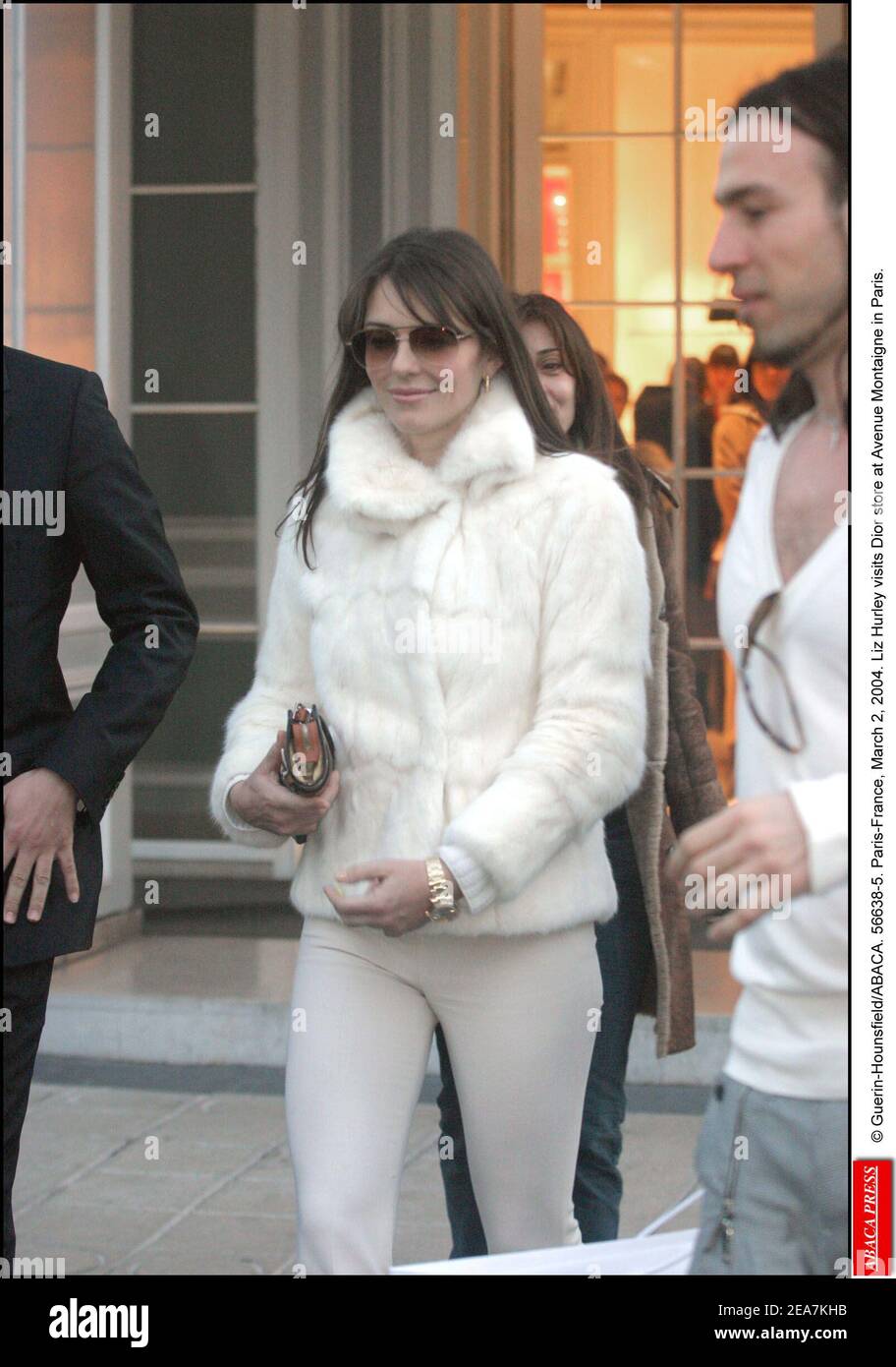 © Guerin-Hounsfield/ABACA. 56638-5. Paris-Frankreich, 2. März 2004. Elizabeth / Liz Hurley besucht Dior Geschäft in der Avenue Montaigne in Paris. Stockfoto