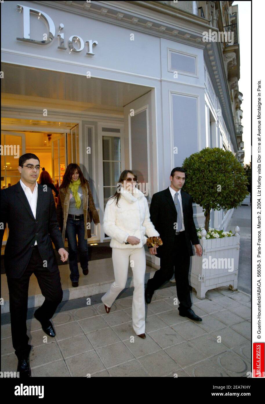 © Guerin-Hounsfield/ABACA. 56638-3. Paris-Frankreich, 2. März 2004. Elizabeth / Liz Hurley besucht Dior Geschäft in der Avenue Montaigne in Paris. Stockfoto