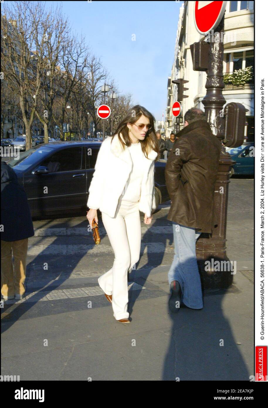 © Guerin-Hounsfield/ABACA. 56638-1. Paris-Frankreich, 2. März 2004. Elizabeth / Liz Hurley besucht Dior Geschäft in der Avenue Montaigne in Paris. Stockfoto