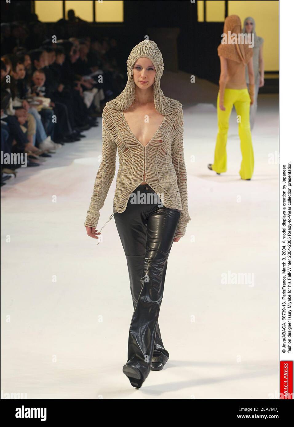 © Java/ABACA. 56739-13. ParisFrankreich, 3. März 2004. Ein Modell zeigt eine Kreation des japanischen Modedesigners Issey Miyake für seine Herbst-Winter 2004-2005 Ready-to-Wear Kollektion Präsentation. Stockfoto