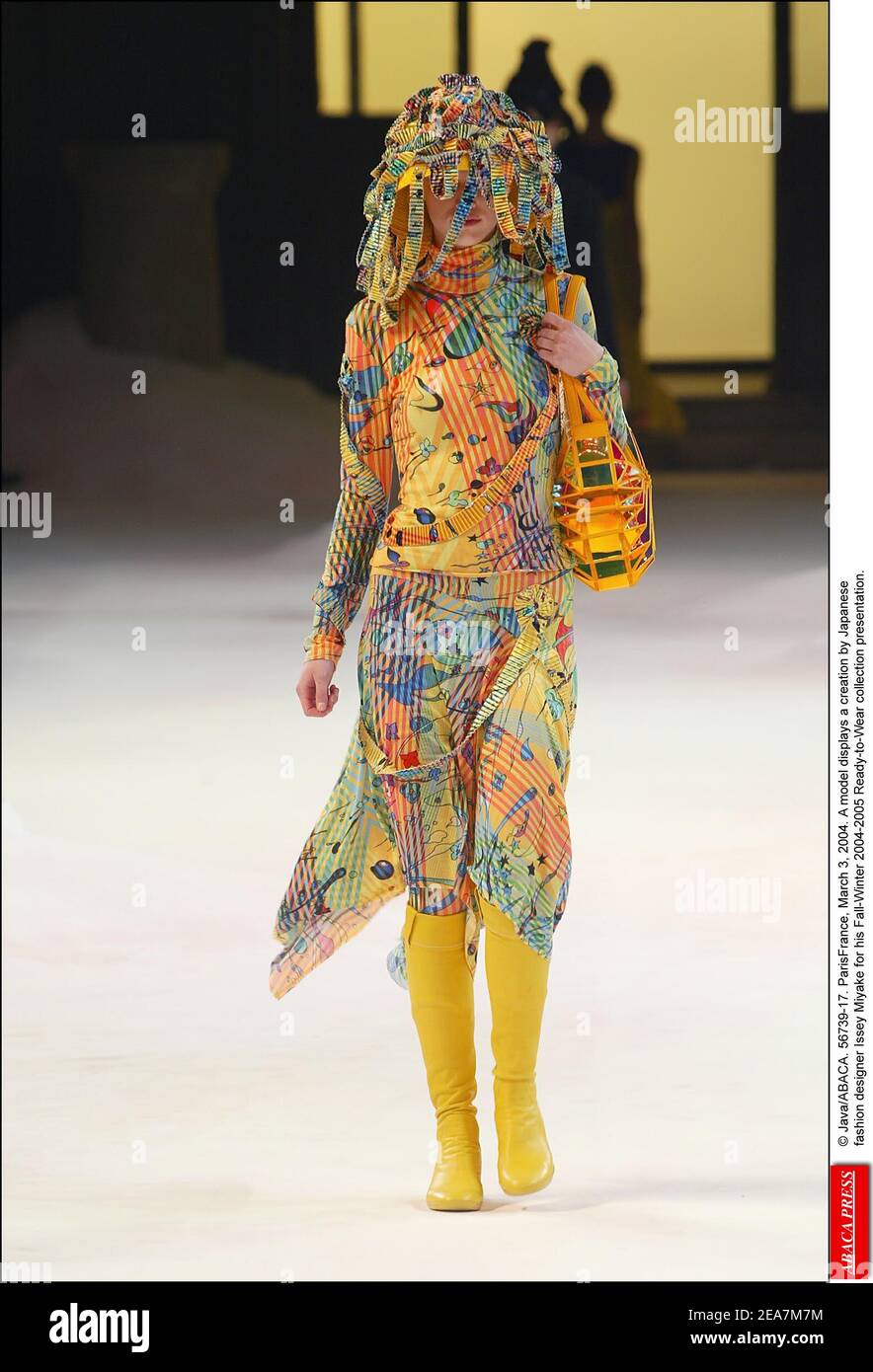 © Java/ABACA. 56739-17. ParisFrankreich, 3. März 2004. Ein Modell zeigt eine Kreation des japanischen Modedesigners Issey Miyake für seine Herbst-Winter 2004-2005 Ready-to-Wear Kollektion Präsentation. Stockfoto