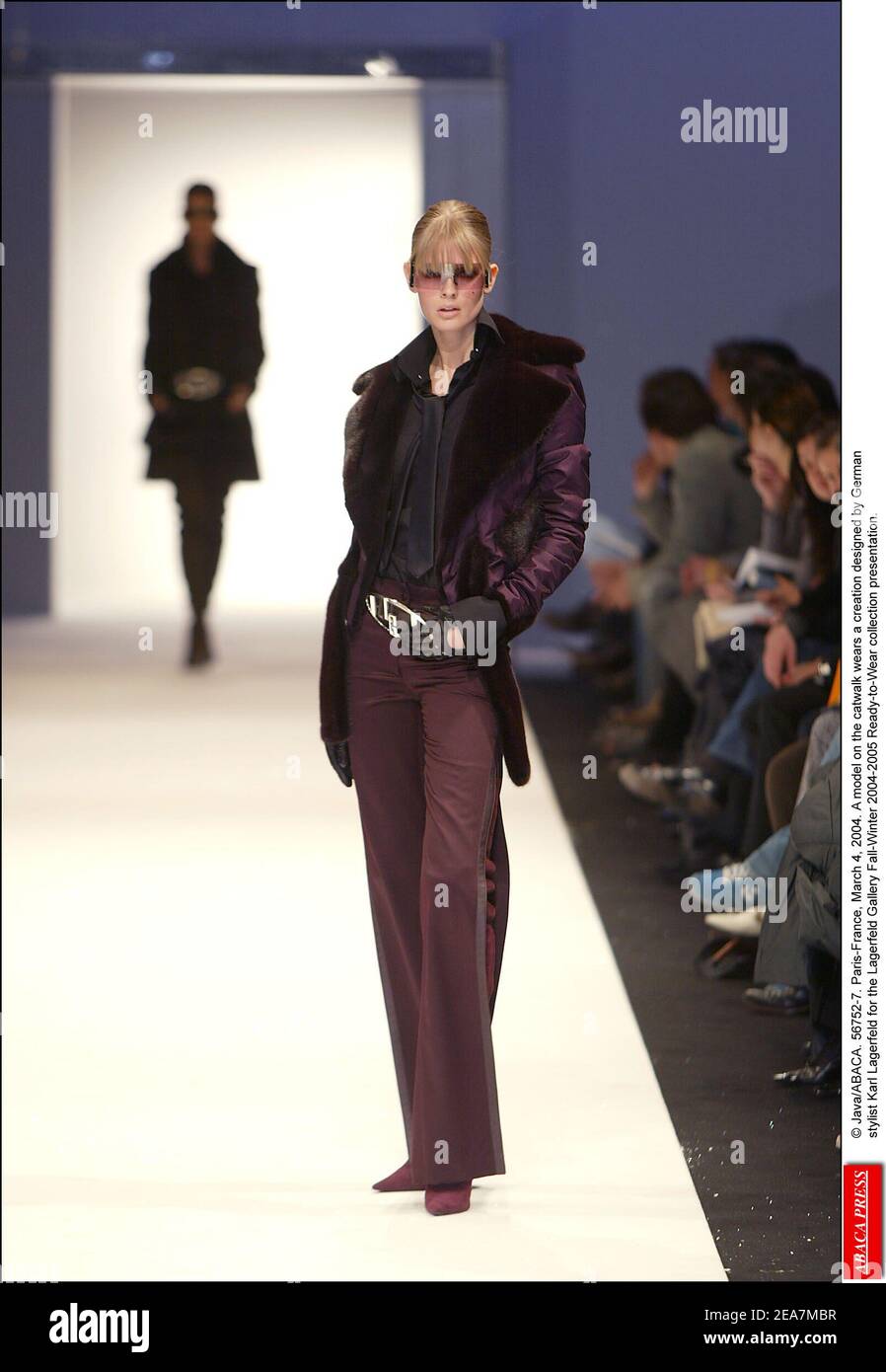 © Java/ABACA. 56752-7. Paris-Frankreich, 4. März 2004. Ein Model auf dem Laufsteg trägt eine Kreation des deutschen Stylisten Karl Lagerfeld für die Präsentation der Lagerfeld Gallery Herbst-Winter 2004-2005 Ready-to-Wear Kollektion. Stockfoto