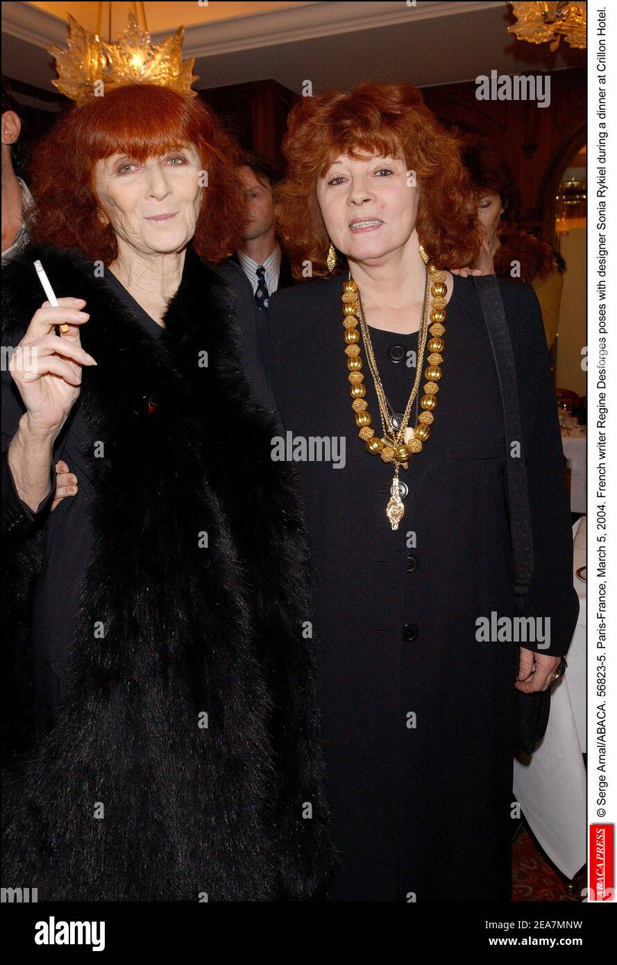 © Serge Arnal/ABACA. 56823-5. Paris-Frankreich, 5. März 2004. Die französische Schriftstellerin Regine Desforges posiert mit der Designerin Sonia Rykiel während eines Abendessens im Crillon Hotel. Stockfoto