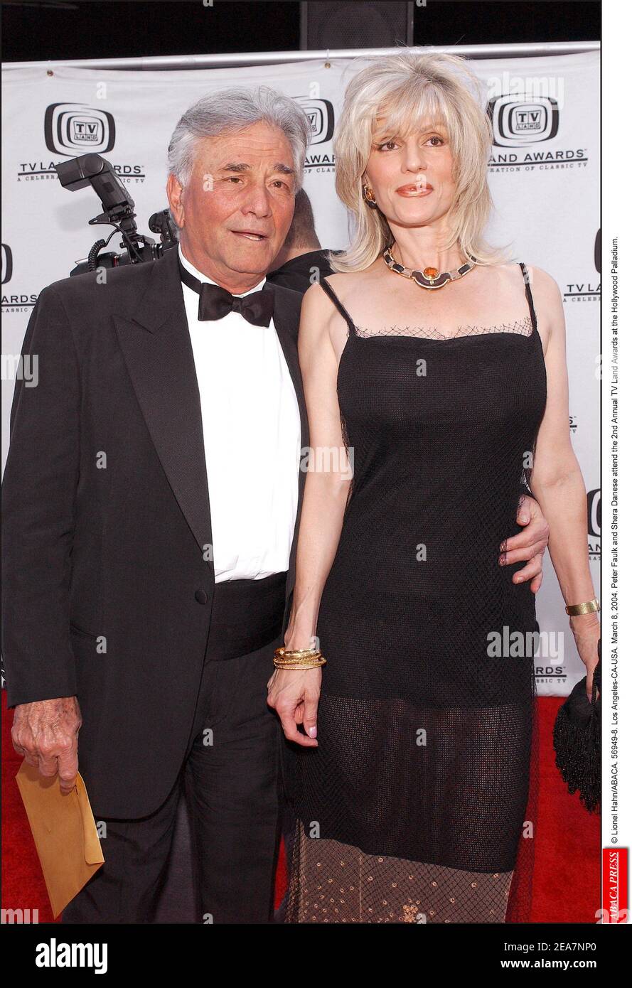 © Lionel Hahn/ABACA. 56949-8. Los Angeles-CA-USA. März 8, 2004. Peter Falk und Shera Danese nehmen an den Annual TV Land Awards 2nd im Hollywood Palladium Teil. Stockfoto