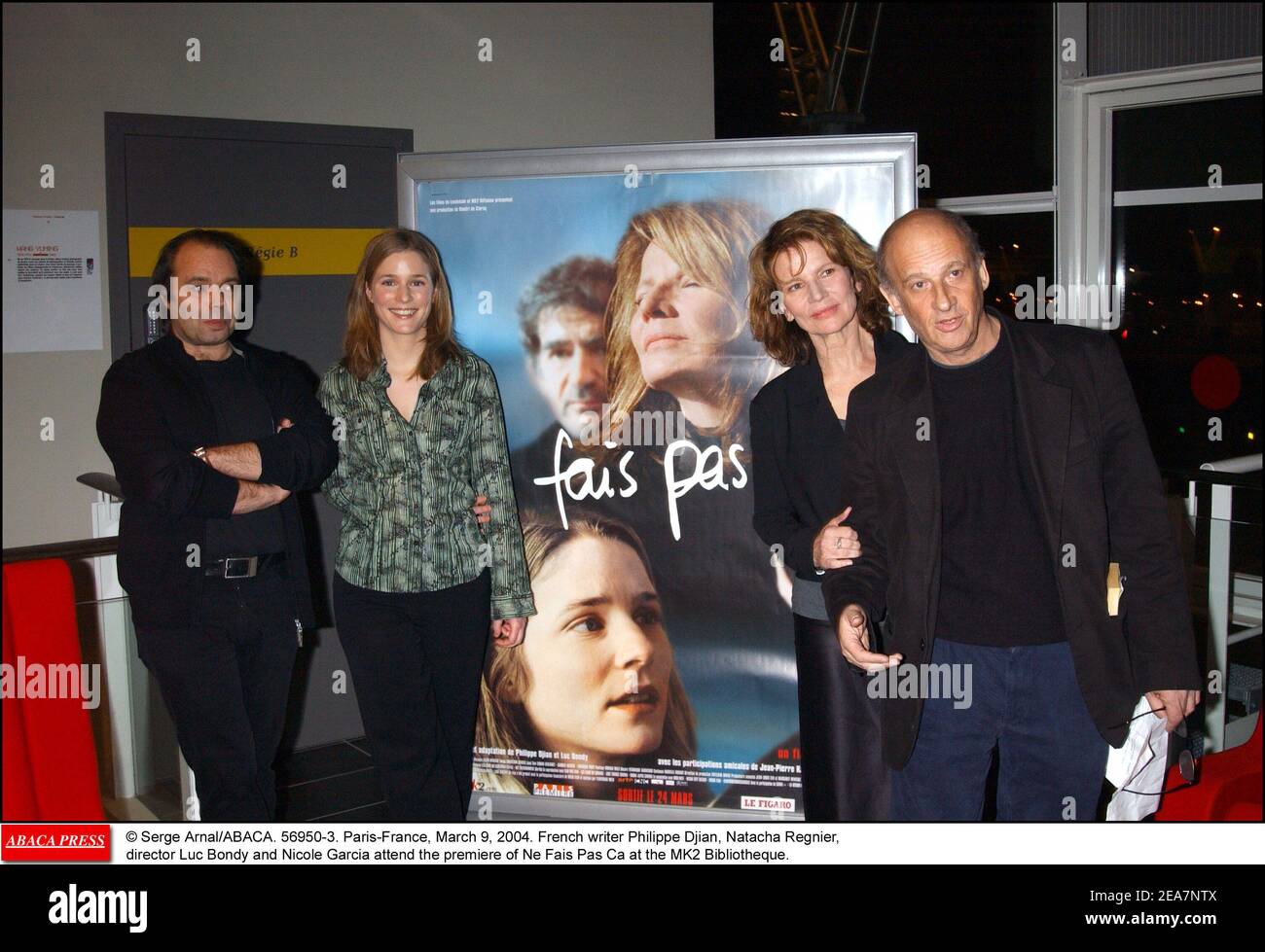 © Serge Arnal/ABACA. 56950-3. Paris-Frankreich, 9. März 2004. Der französische Schriftsteller Philippe Djian, Natacha Regnier, der Regisseur Luc Bondy und Nicole Garcia nehmen an der Premiere von Ne Fais Pas Ca in der Bibliotheque MK2 Teil. Stockfoto