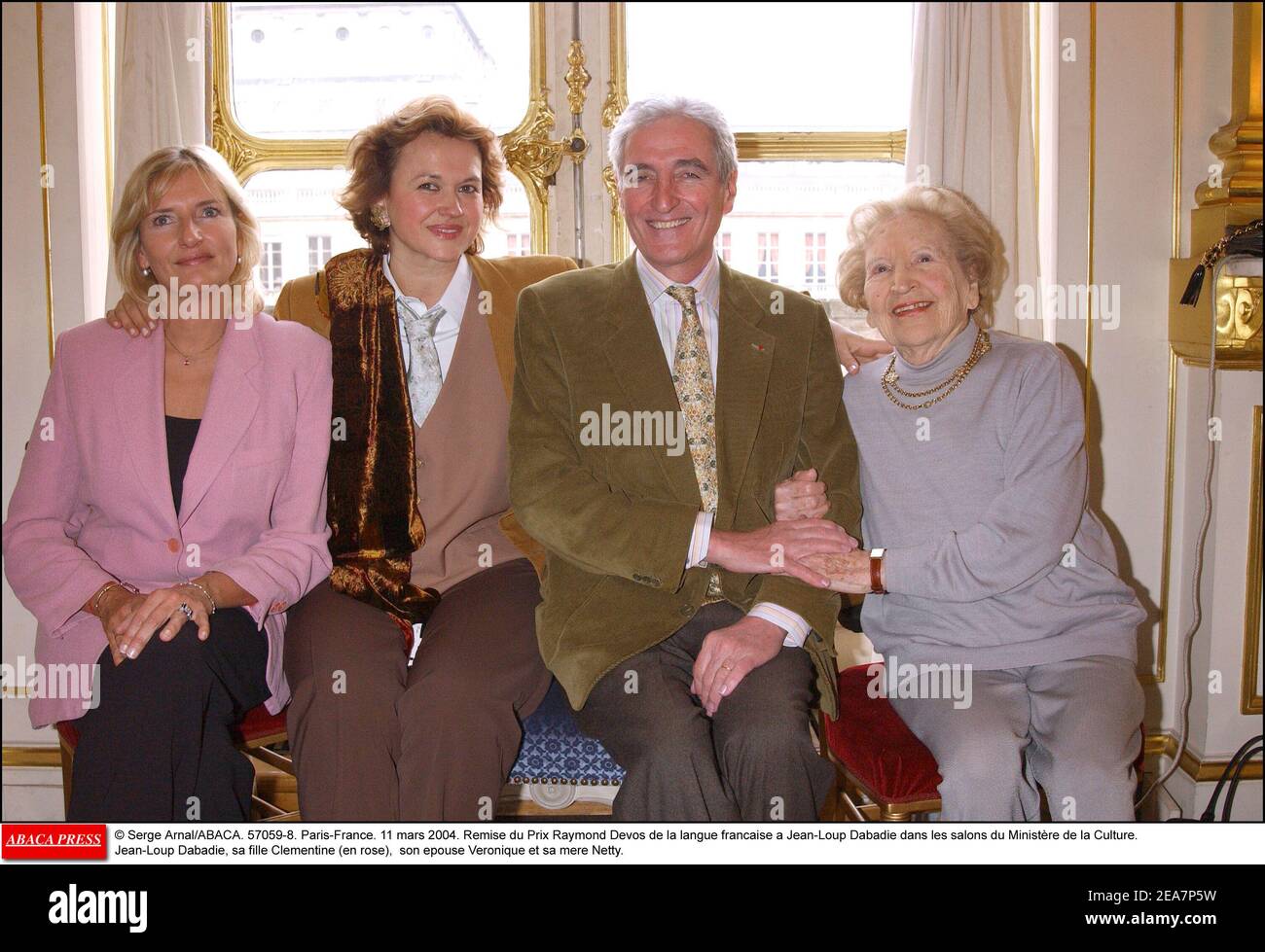 © Serge Arnal/ABACA. 57059-8. Paris-Frankreich. 11 märz 2004. Remise du Prix Raymond Devos de la langue Francaise a Jean-Loup Dabadie dans les Salons du Ministre de la Culture. Jean-Loup Dabadie, sa fille Clementine (en Rose), son epouse Veronique et sa mere Netty. Stockfoto