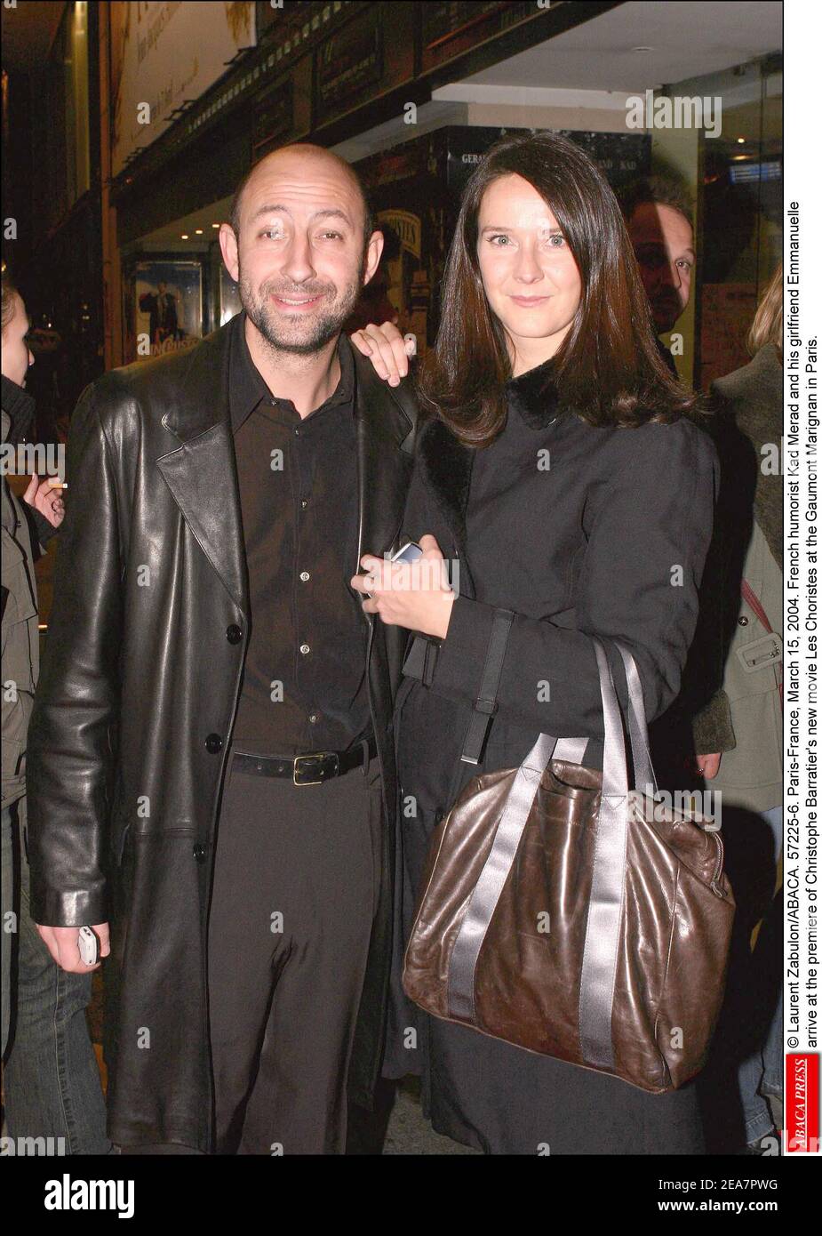 Laurent Zabulon Abaca 6 Paris Frankreich 15 Marz 04 Der Franzosische Humorist Kad Merad Und Seine Freundin Emmanuelle Kommen Zur Premiere Von Christophe Barratiers Neuem Film Les Choristes Im Gaumont Marignan In Paris Laurent Zabulon Abaca 6 Paris Frankreich 15 Marz 04 Der Franzosische Humorist Kad Merad Und Seine Freundin Emmanuelle Kommen Zur Premiere Von Christophe Barratiers Neuem Film Les Choristes Im Gaumont Marignan In Paris