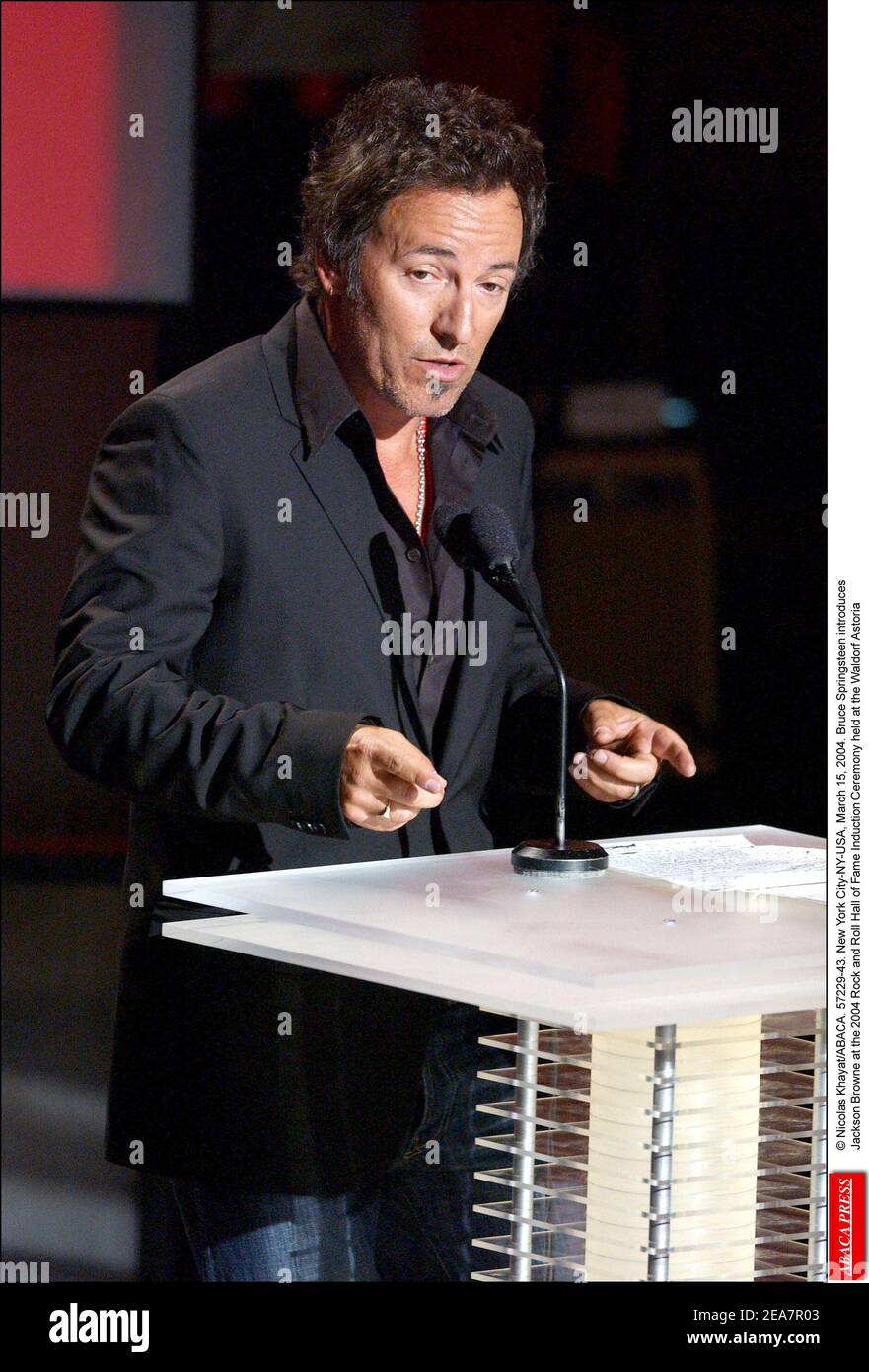 Bruce Springsteen stellt Jackson Browne bei der 2004 Rock and Roll Hall of Fame Induction Ceremony vor, die am Montag, den 15. März 2004 im Waldorf Astoria in New York stattfand. (Im Bild: Bruce Springsteen). Foto von Nicolas Khayat/ABACA. Stockfoto