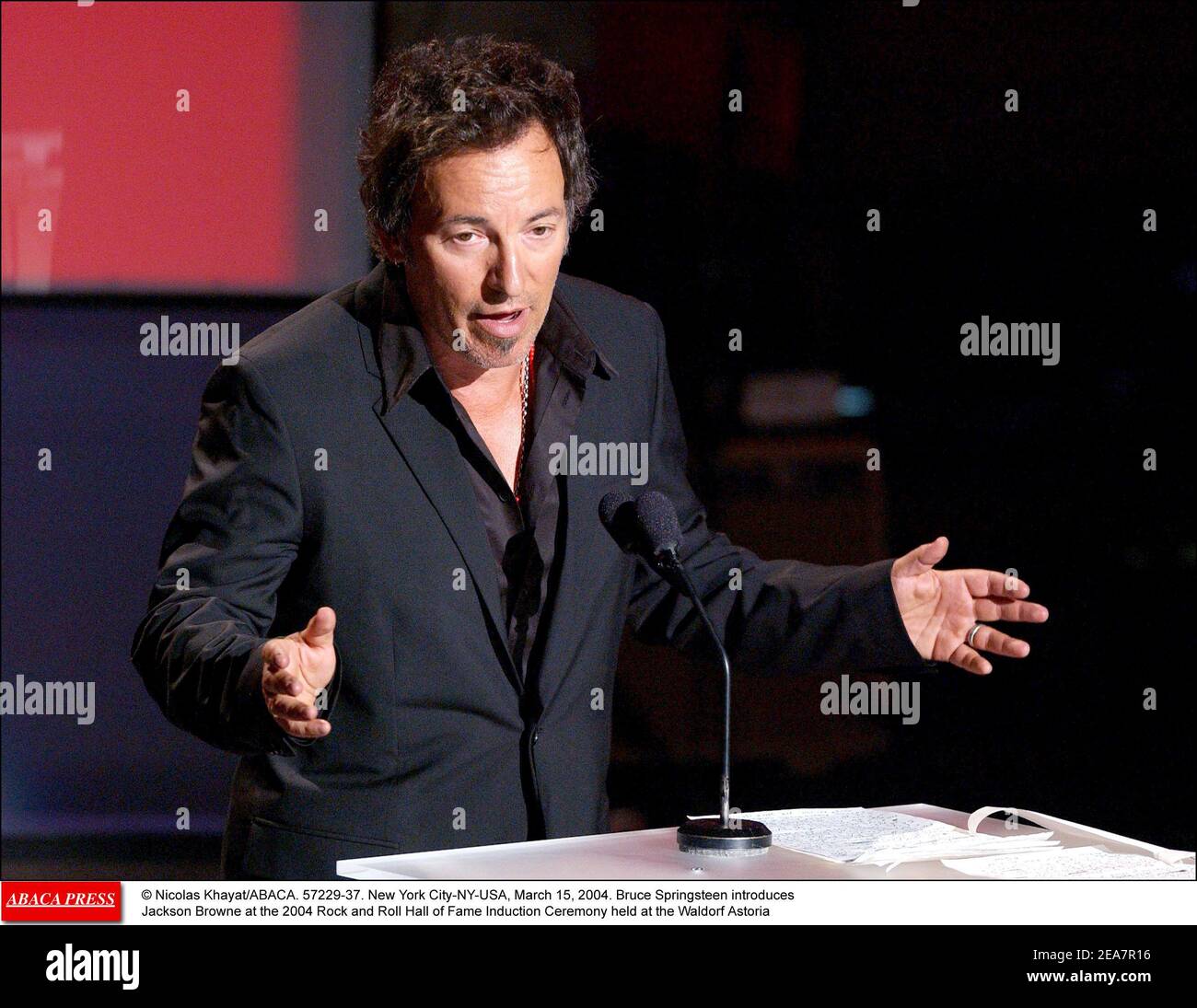 Bruce Springsteen stellt Jackson Browne bei der 2004 Rock and Roll Hall of Fame Induction Ceremony vor, die am Montag, den 15. März 2004 im Waldorf Astoria in New York stattfand. (Im Bild: Bruce Springsteen). Foto von Nicolas Khayat/ABACA. Stockfoto