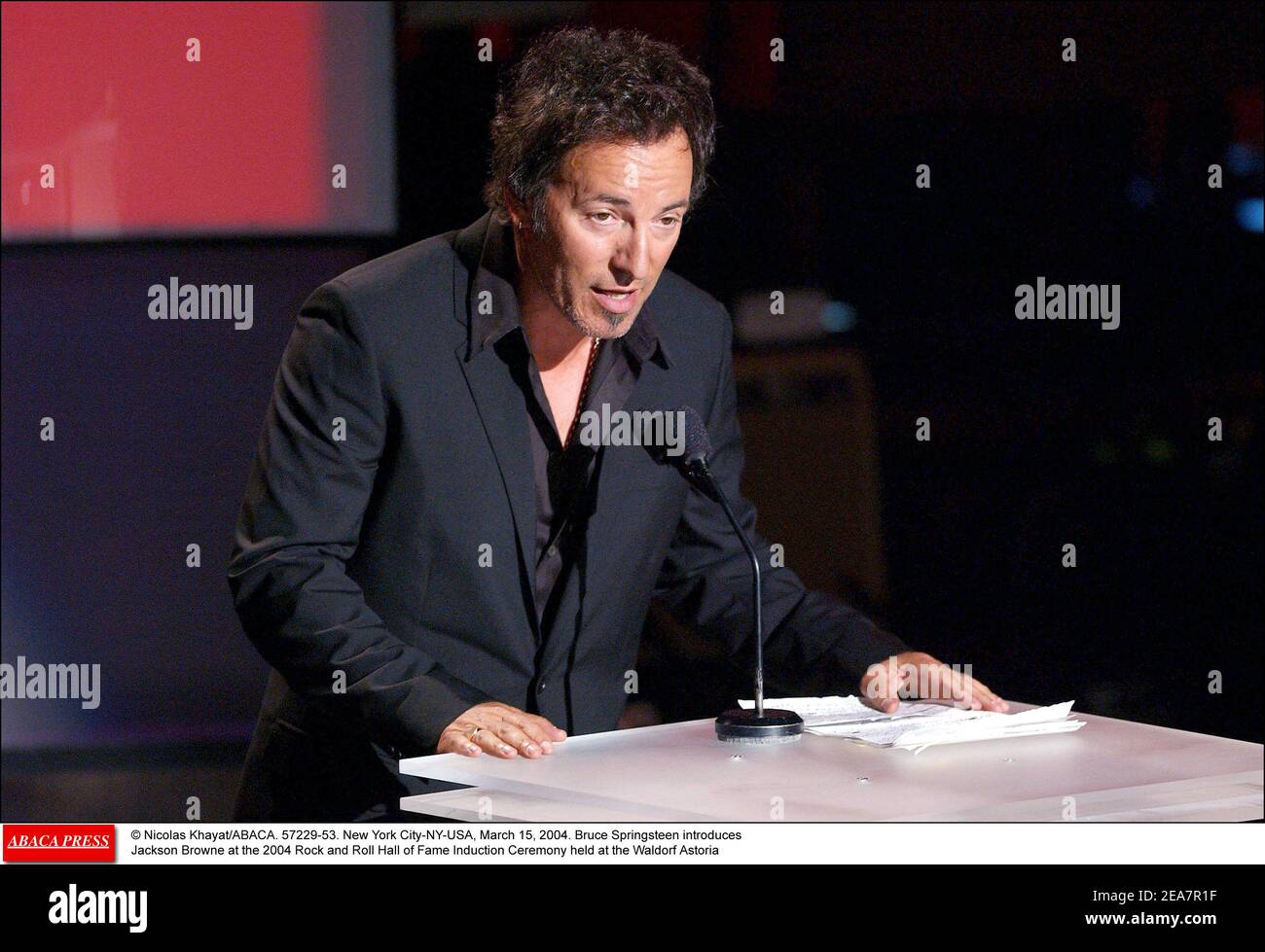 Bruce Springsteen stellt Jackson Browne bei der 2004 Rock and Roll Hall of Fame Induction Ceremony vor, die am Montag, den 15. März 2004 im Waldorf Astoria in New York stattfand. (Im Bild: Bruce Springsteen). Foto von Nicolas Khayat/ABACA. Stockfoto