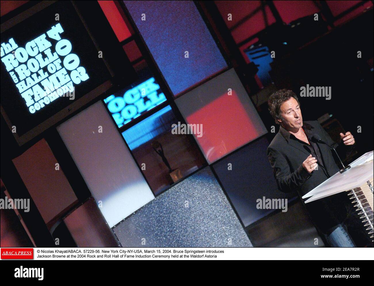 Bruce Springsteen stellt Jackson Browne bei der 2004 Rock and Roll Hall of Fame Induction Ceremony vor, die am Montag, den 15. März 2004 im Waldorf Astoria in New York stattfand. (Im Bild: Bruce Springsteen). Foto von Nicolas Khayat/ABACA. Stockfoto
