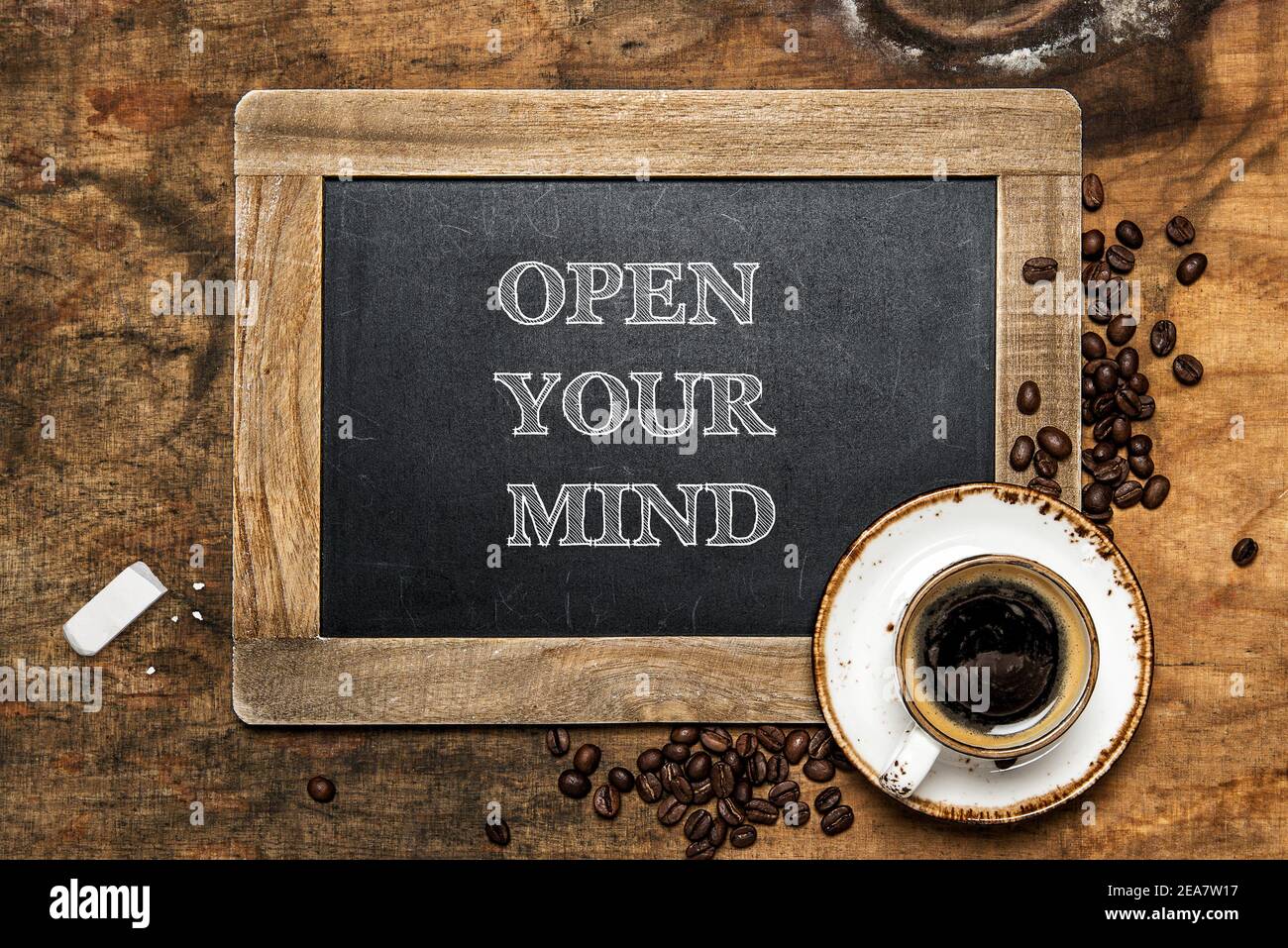 Kaffee und Vintage-Tafel. Öffnen Sie Ihren Geist. Inspirierendes Zitat Stockfoto